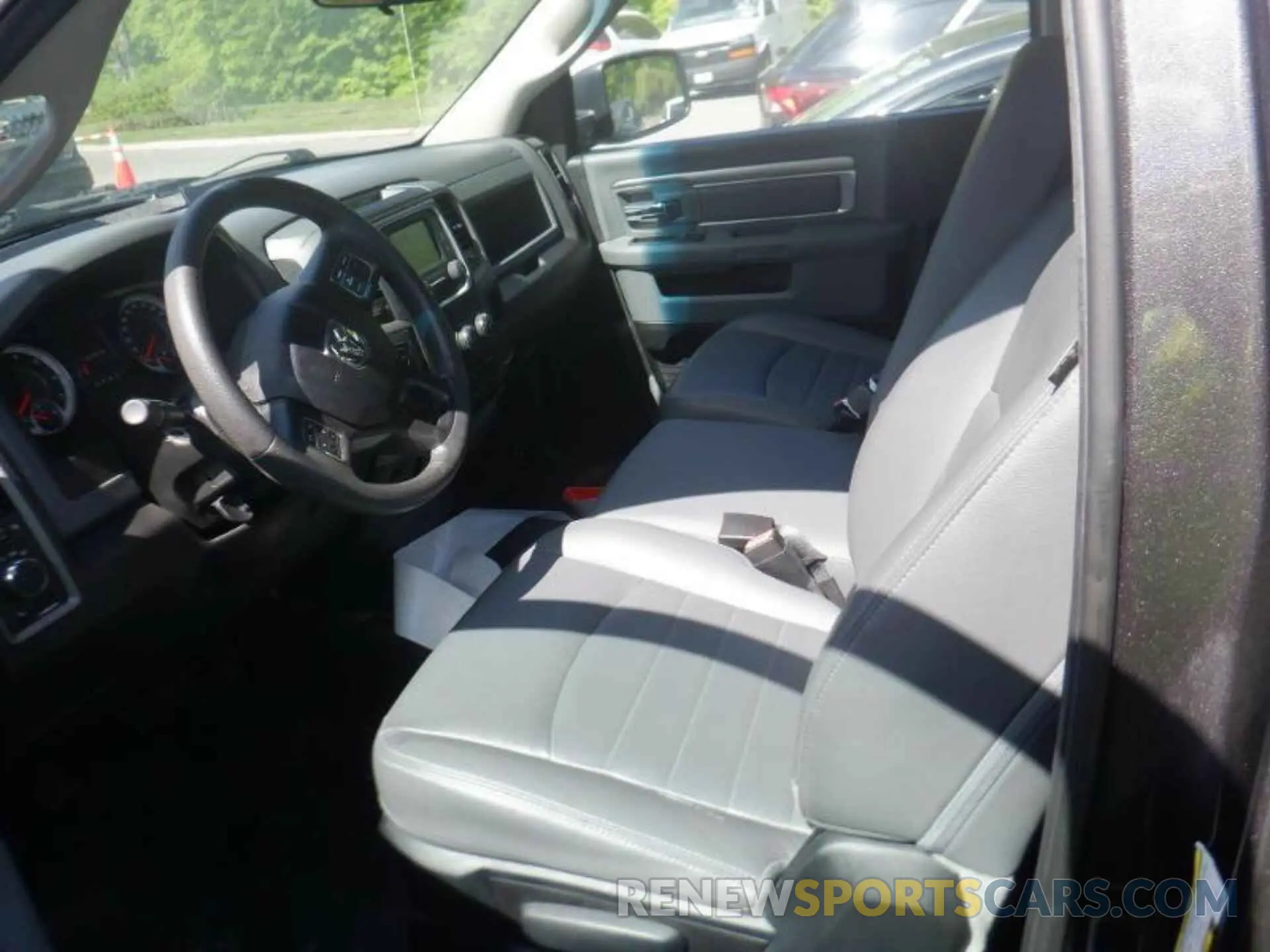 5 fotografías del automóvil dañado 3C6JR6DG9KG569357 RAM 1500 CLASSIC 2019
