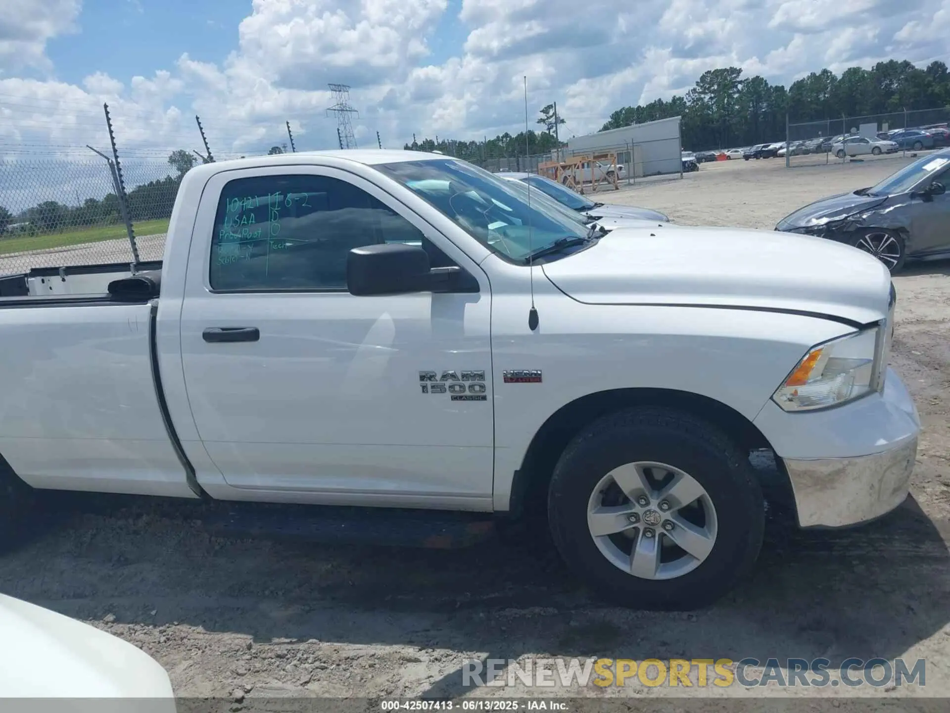 13 fotografías del automóvil dañado 3C6JR6DT5KG506026 RAM 1500 CLASSIC 2019