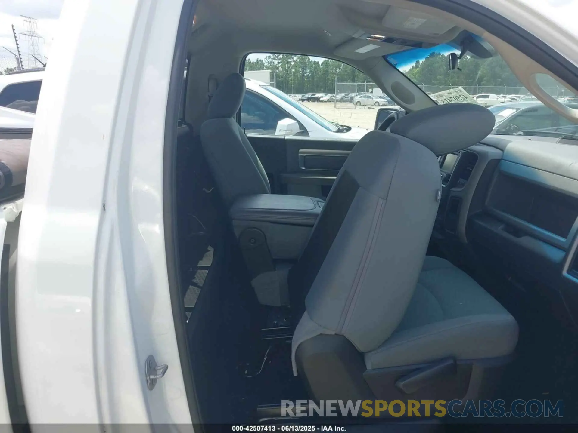 8 fotografías del automóvil dañado 3C6JR6DT5KG506026 RAM 1500 CLASSIC 2019