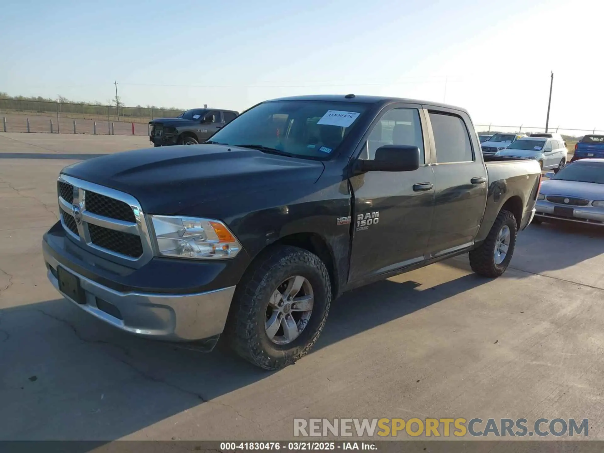 2 fotografías del automóvil dañado 3C6RR7LT0KG630070 RAM 1500 CLASSIC 2019
