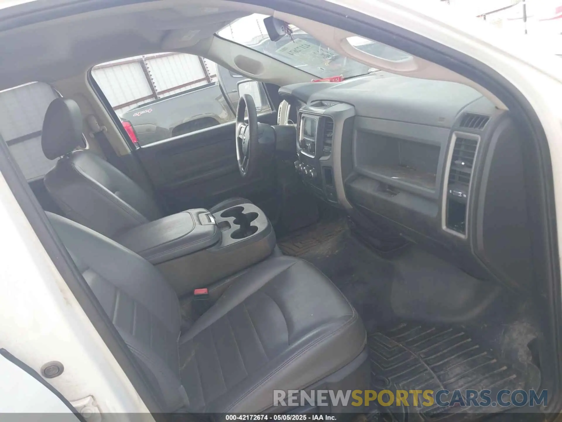 5 fotografías del automóvil dañado 1C6RR6FG0LS103679 RAM 1500 CLASSIC 2020