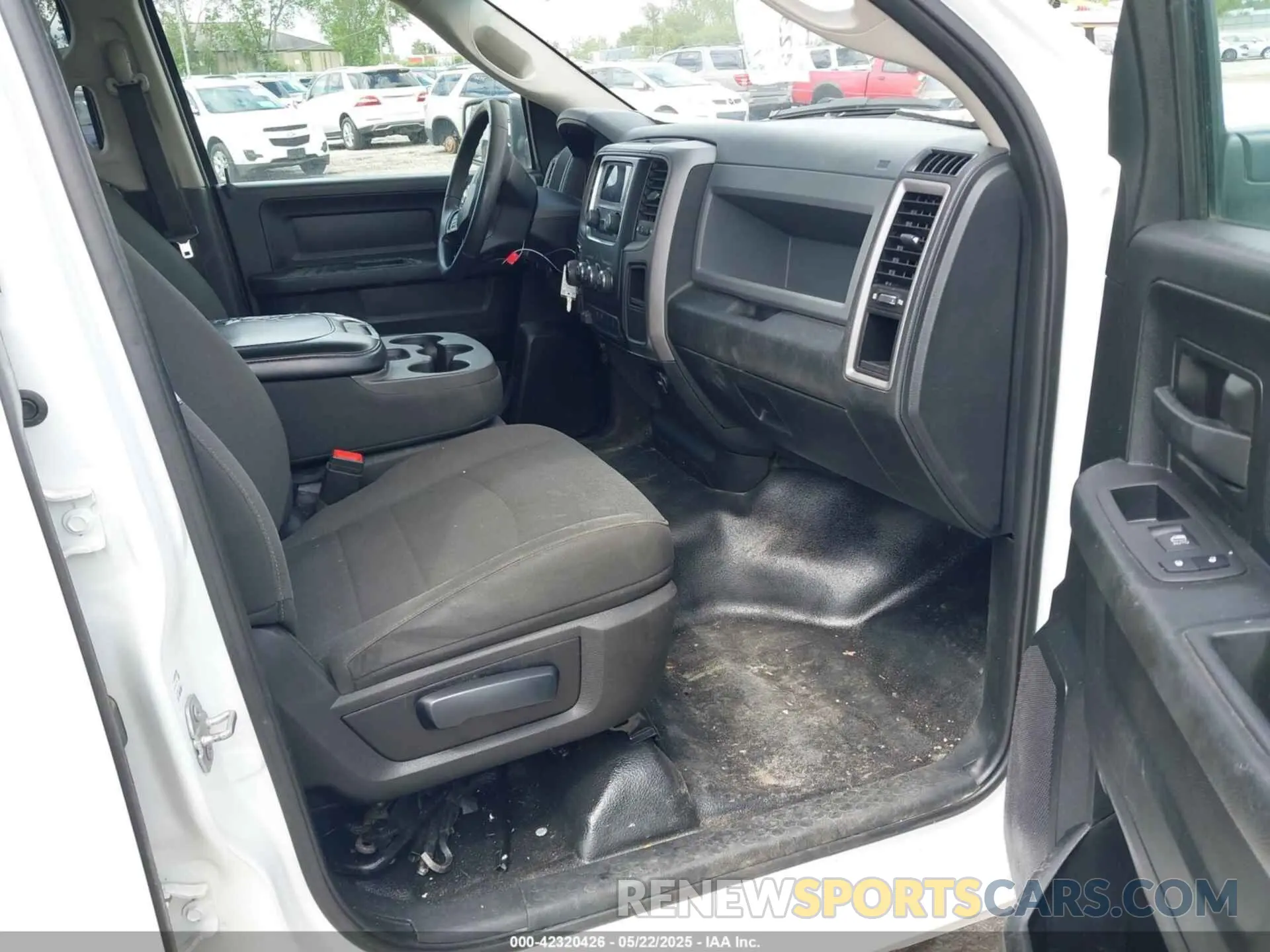 5 fotografías del automóvil dañado 1C6RR7FT3LS131480 RAM 1500 CLASSIC 2020