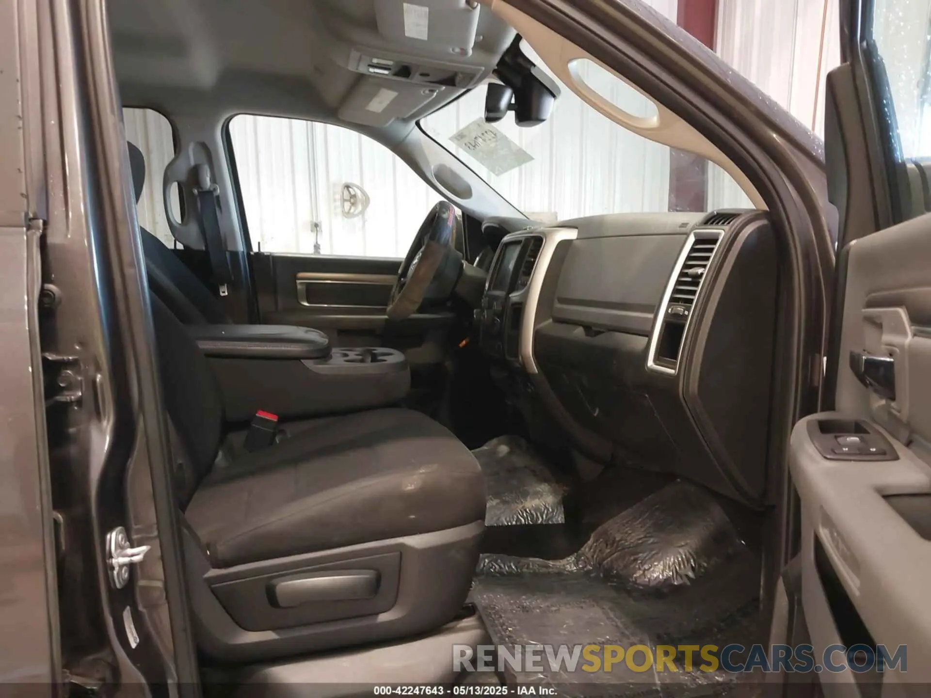 5 fotografías del automóvil dañado 1C6RR7GG2LS147140 RAM 1500 CLASSIC 2020