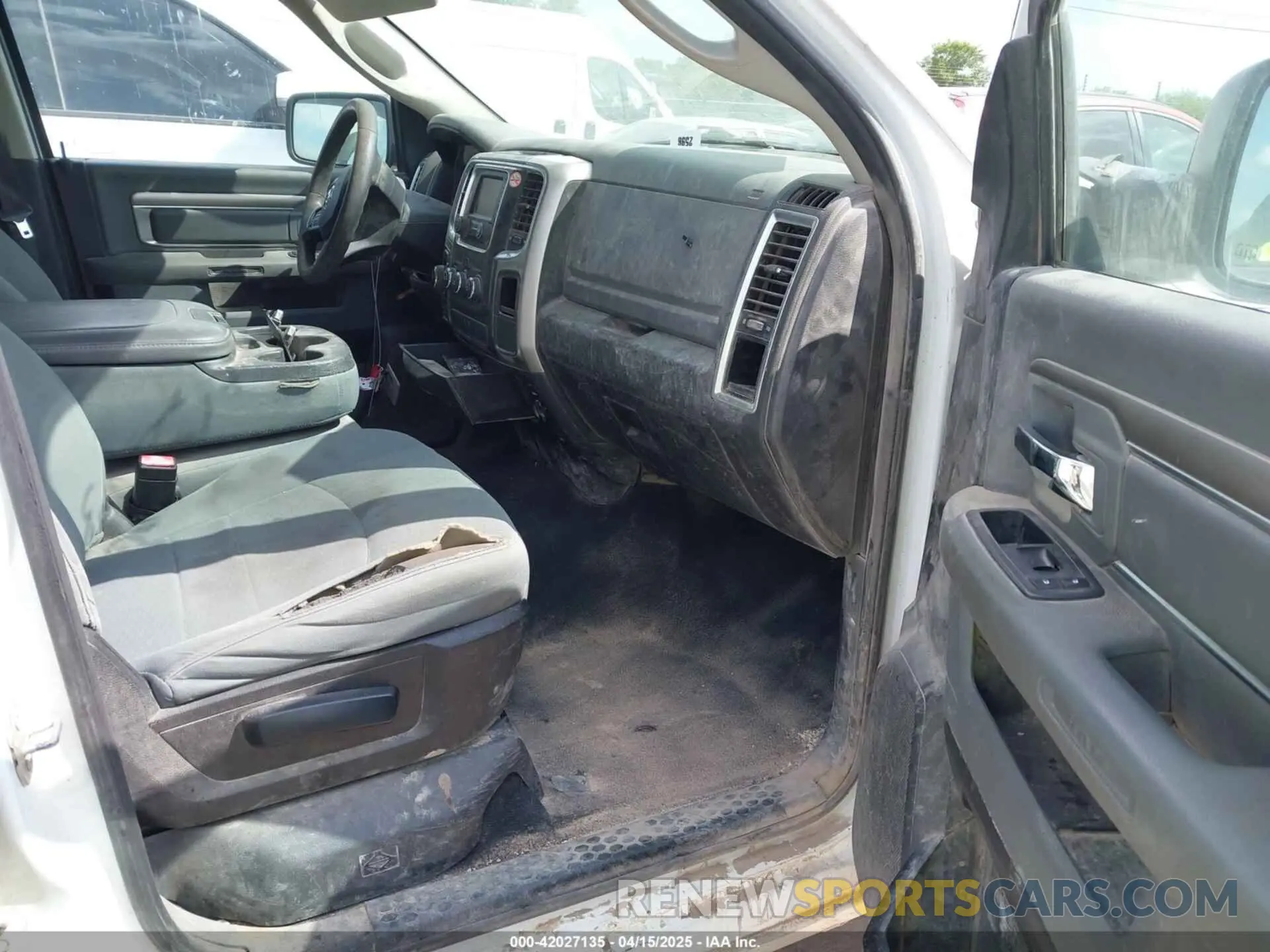 5 fotografías del automóvil dañado 1C6RR7TT7LS101810 RAM 1500 CLASSIC 2020
