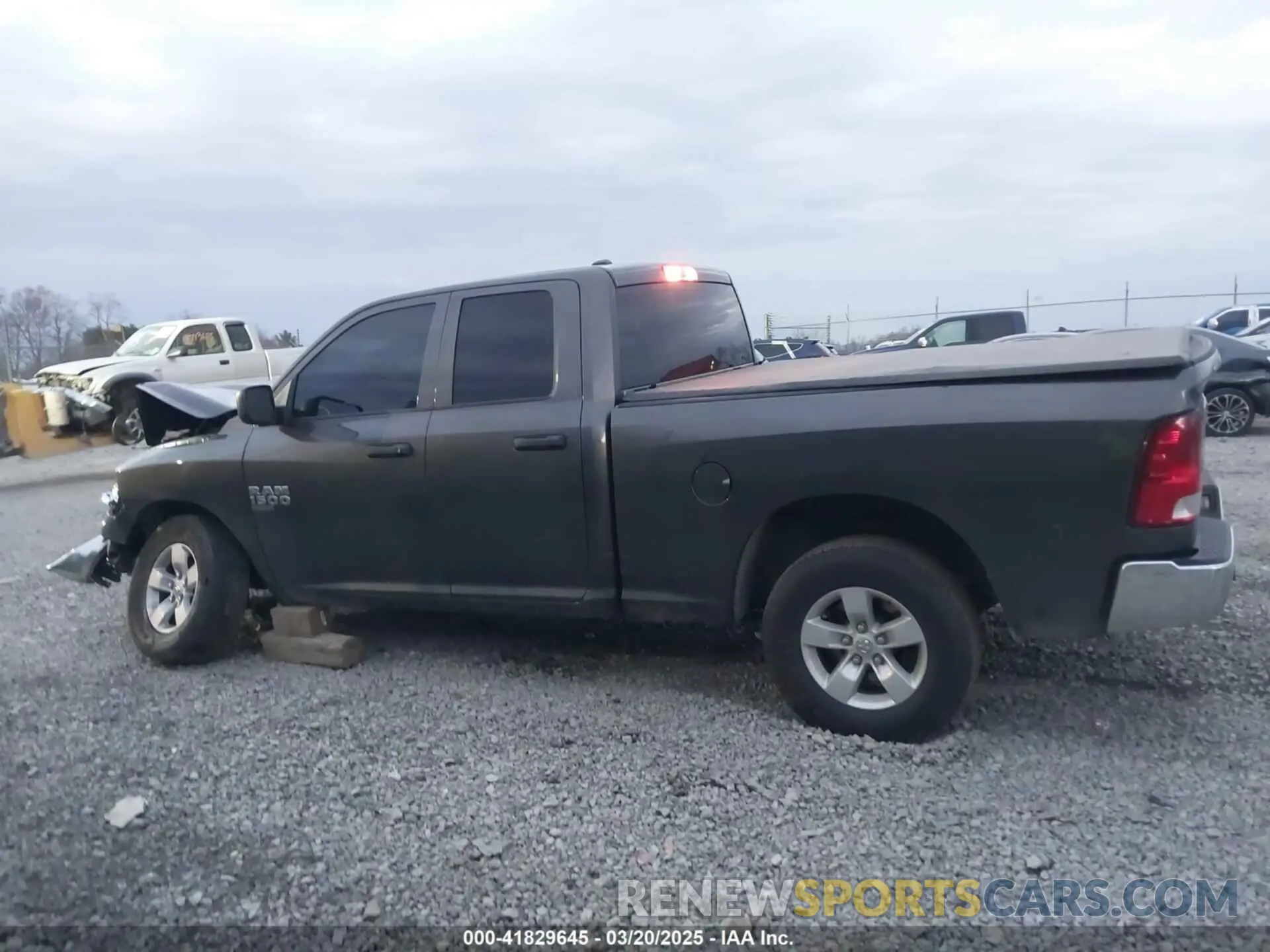 14 fotografías del automóvil dañado 1C6RR7FGXMS515681 RAM 1500 CLASSIC 2021
