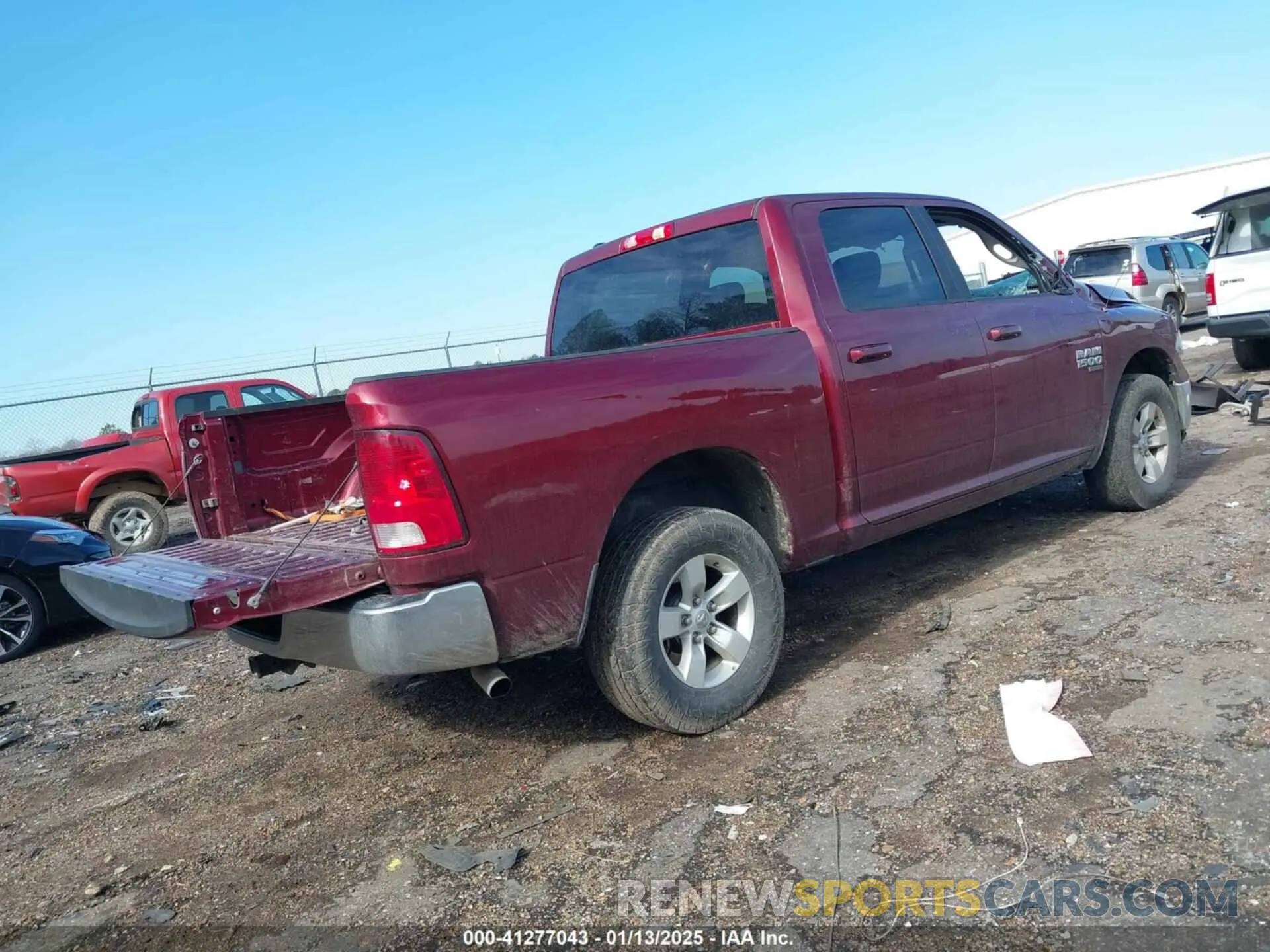 4 fotografías del automóvil dañado 1C6RR7LG5MS533235 RAM 1500 CLASSIC 2021