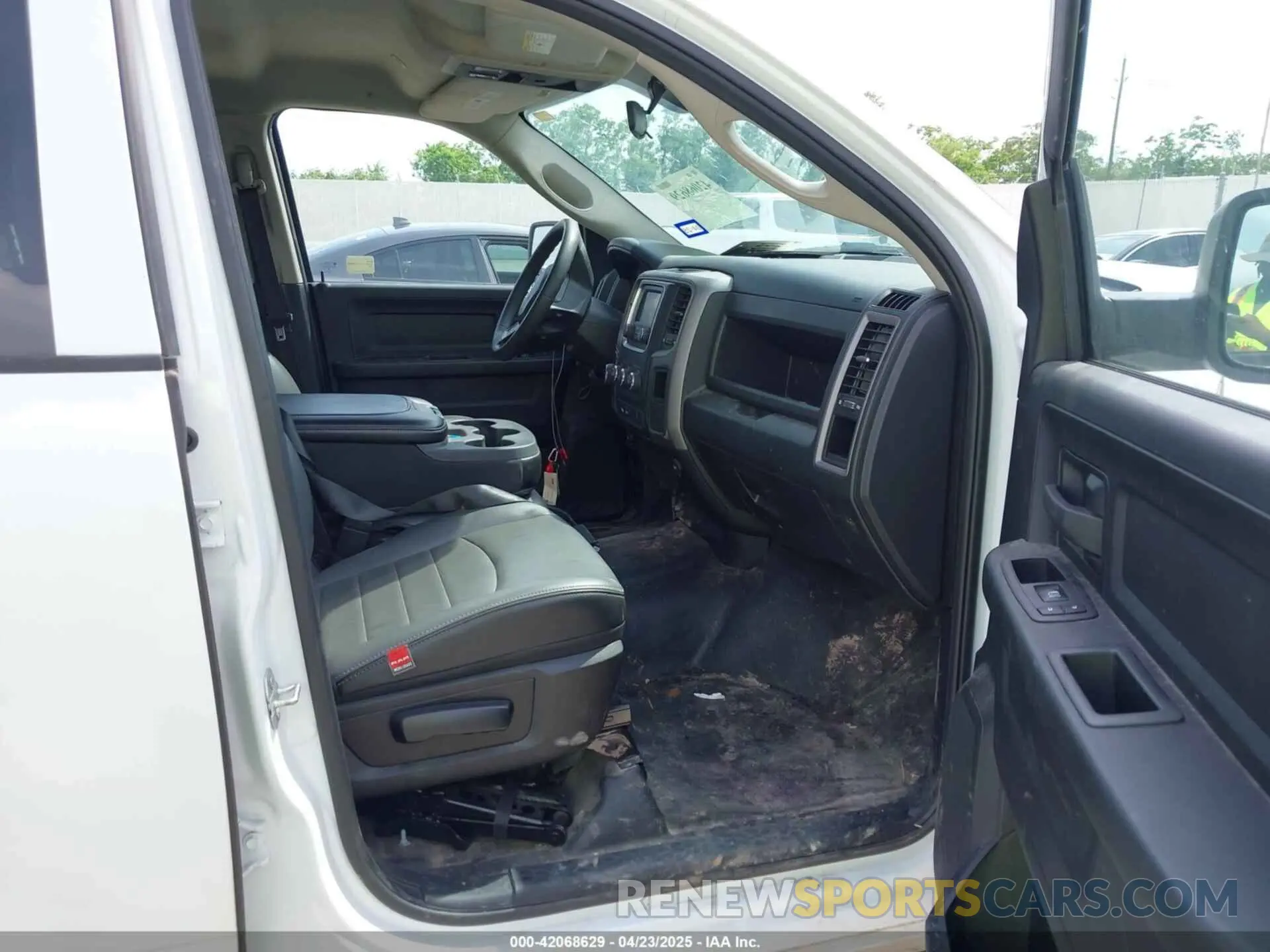 5 fotografías del automóvil dañado 3C6RR7KG3NG301503 RAM 1500 CLASSIC 2022