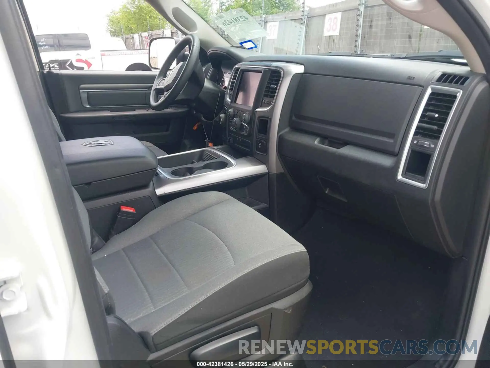 5 fotografías del automóvil dañado 1C6RR7LG5PS566238 RAM 1500 CLASSIC 2023