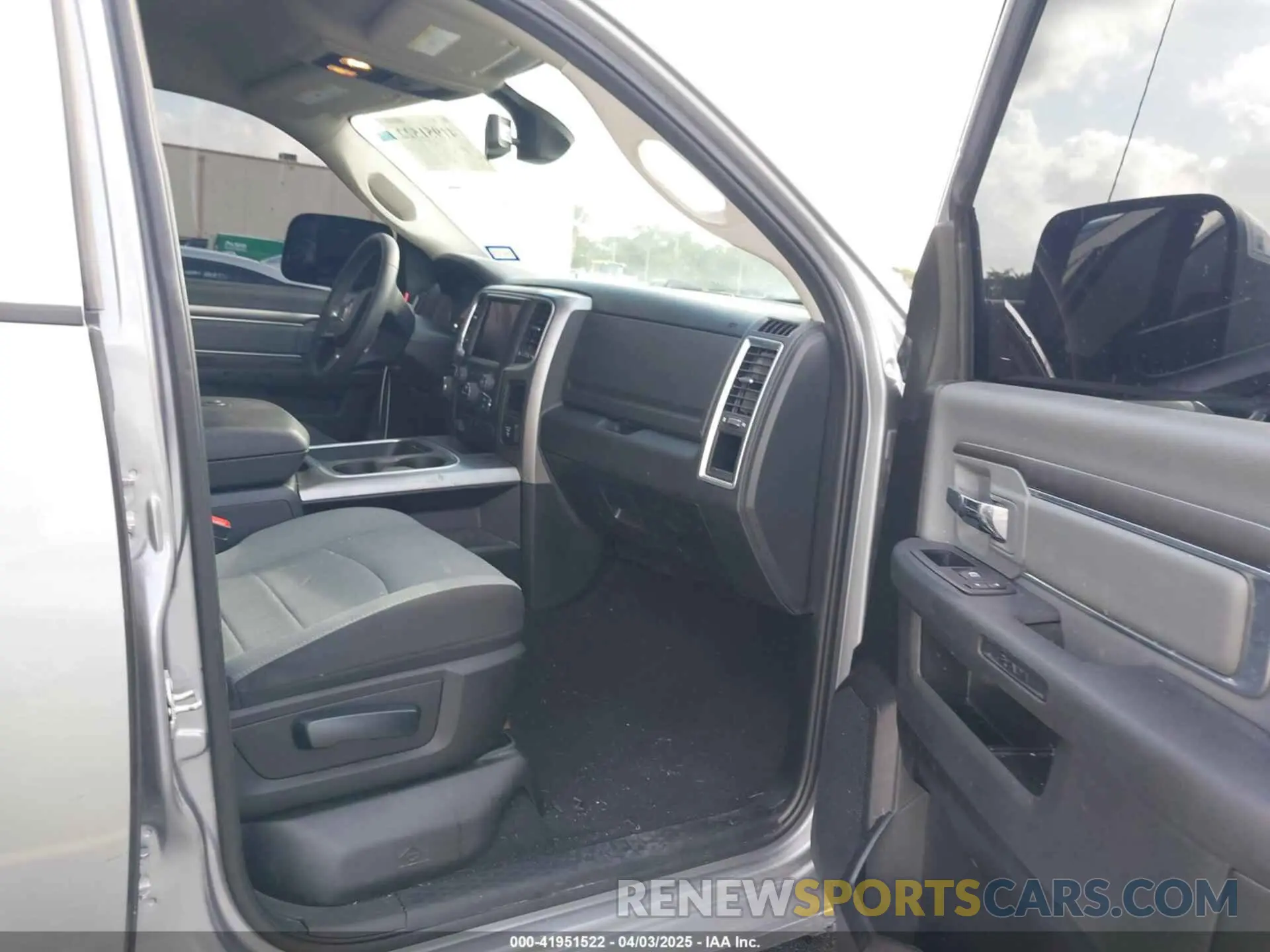 5 fotografías del automóvil dañado 1C6RR7LGXPS516872 RAM 1500 CLASSIC 2023