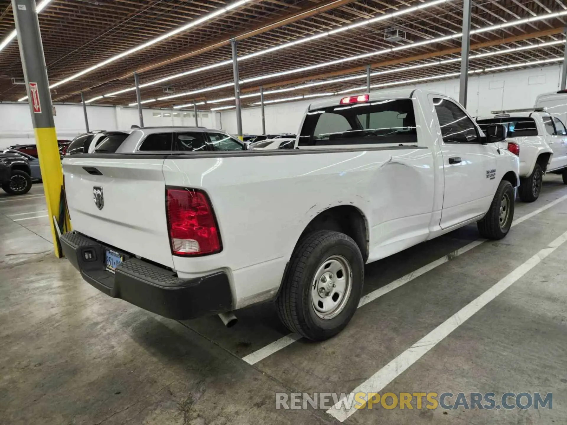 2 fotografías del automóvil dañado 3C6JR6DG1PG541107 RAM 1500 CLASSIC 2023