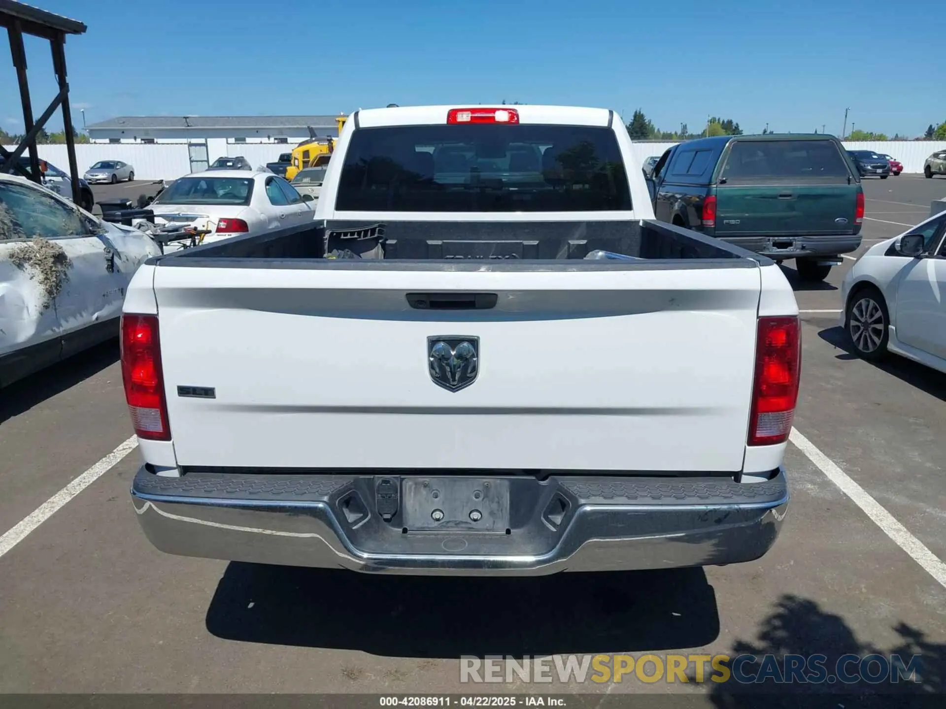 17 fotografías del automóvil dañado 1C6RR6GG4RS135980 RAM 1500 CLASSIC 2024