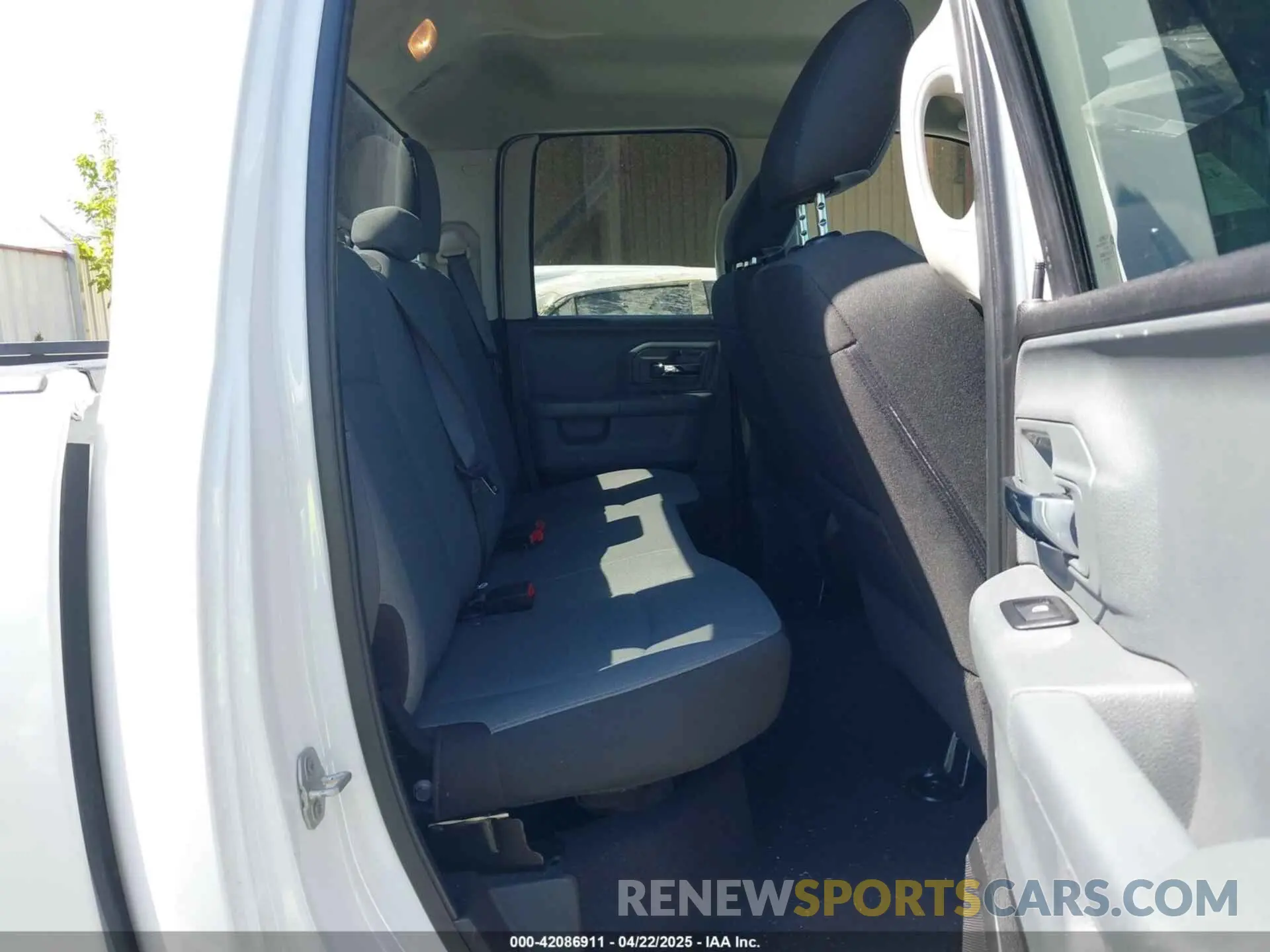 8 fotografías del automóvil dañado 1C6RR6GG4RS135980 RAM 1500 CLASSIC 2024
