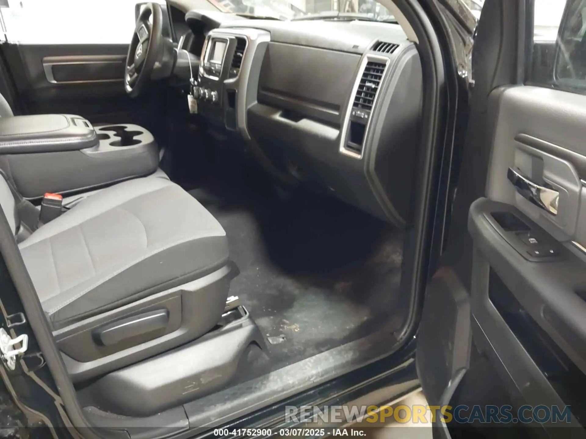 5 fotografías del automóvil dañado 1C6RR7GGXRS124813 RAM 1500 CLASSIC 2024