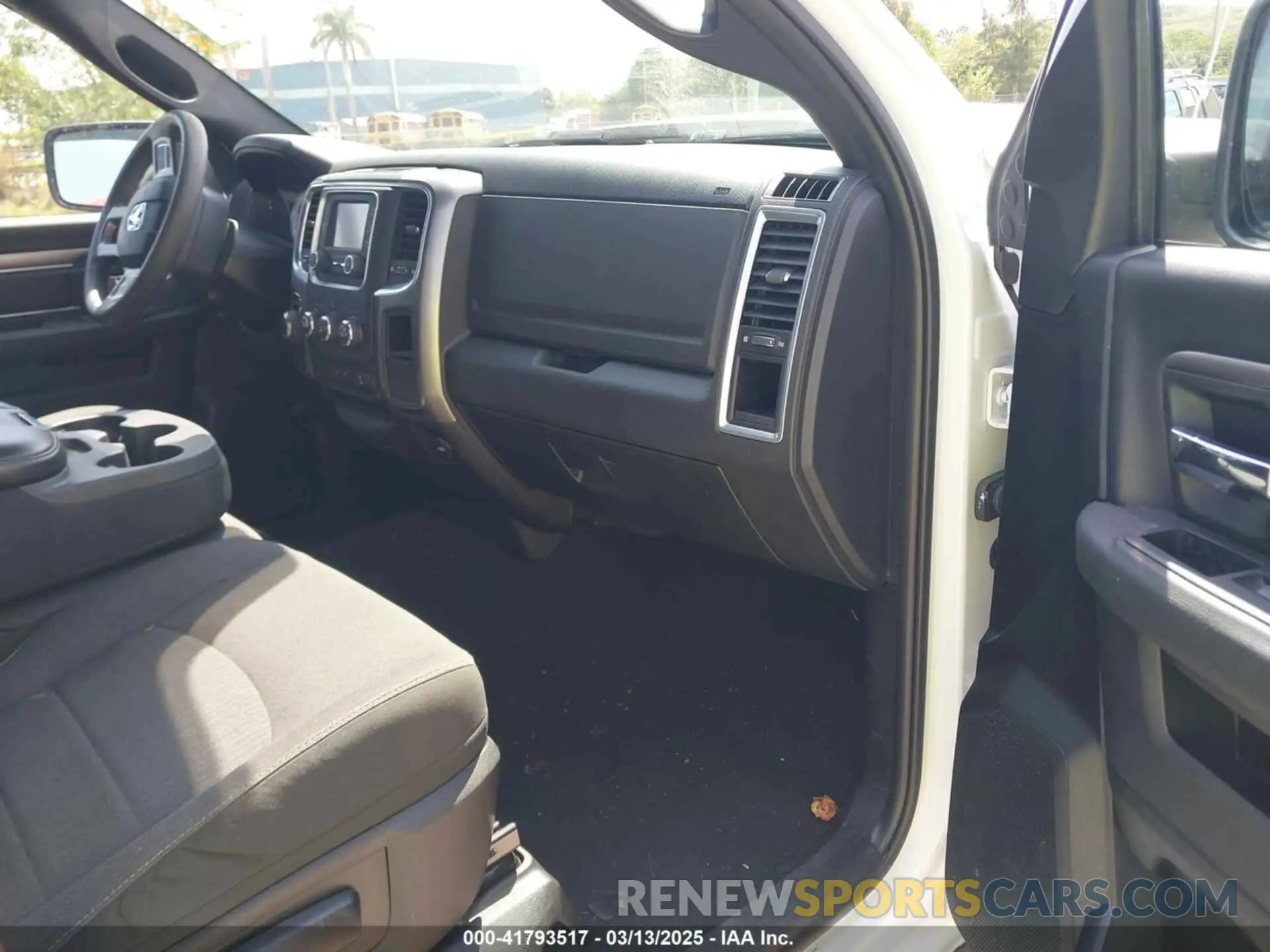 5 fotografías del automóvil dañado 1C6RR7LG6RS147589 RAM 1500 CLASSIC 2024
