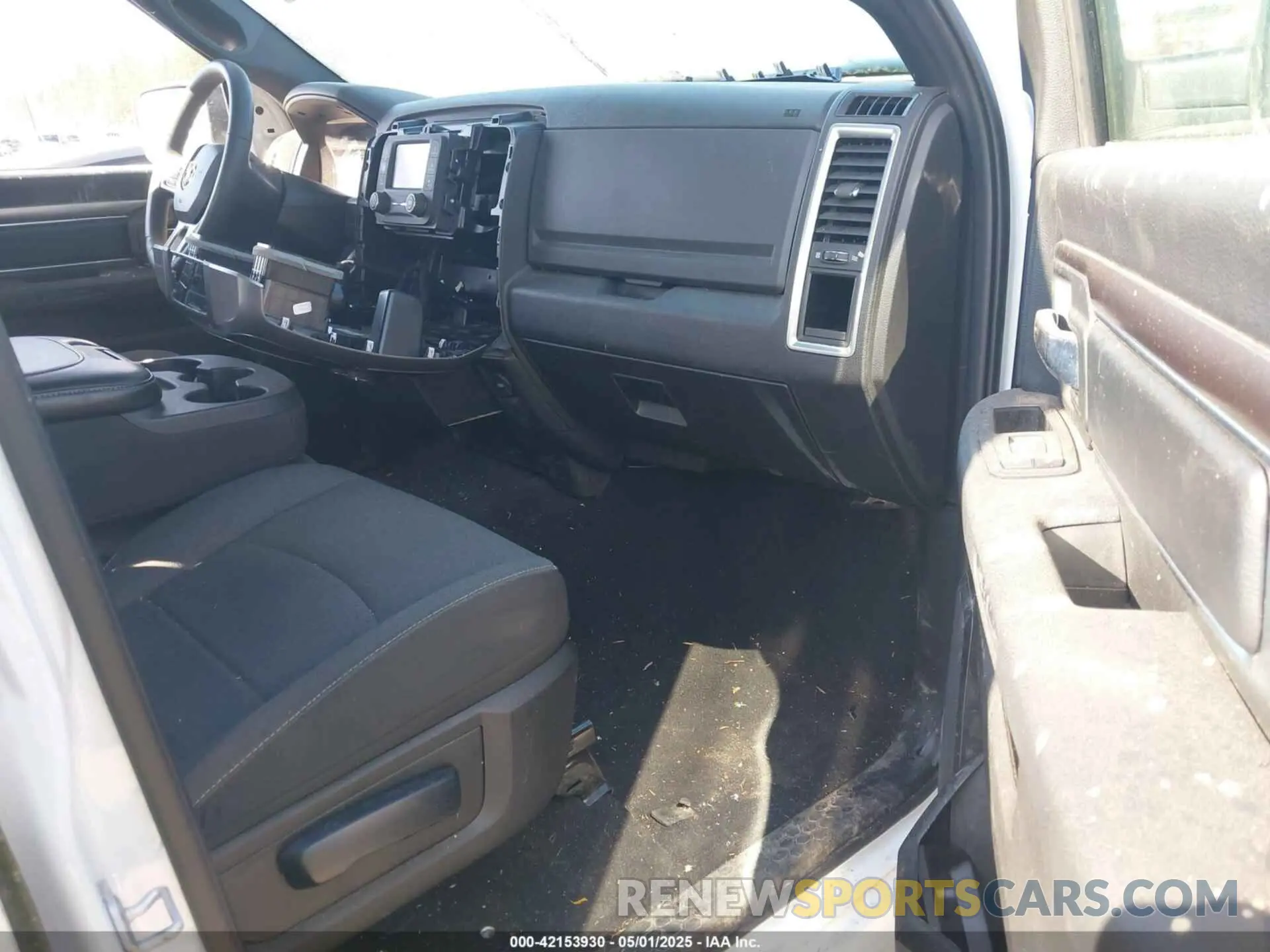 5 fotografías del automóvil dañado 1C6RR7LG7RS149030 RAM 1500 CLASSIC 2024
