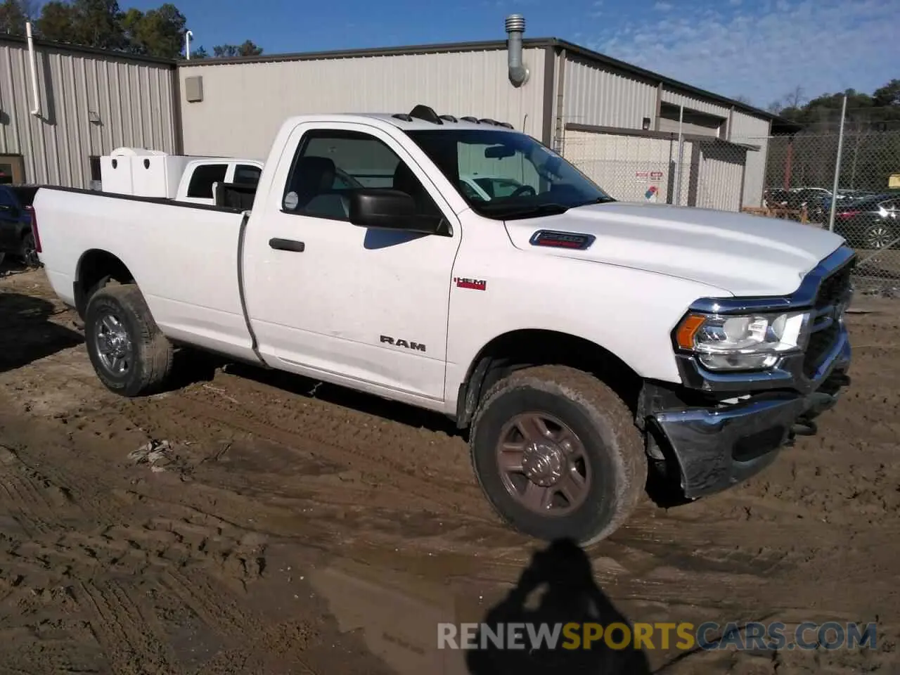 4 fotografías del automóvil dañado 3C6MR5AJXKG553806 RAM 2500 2019