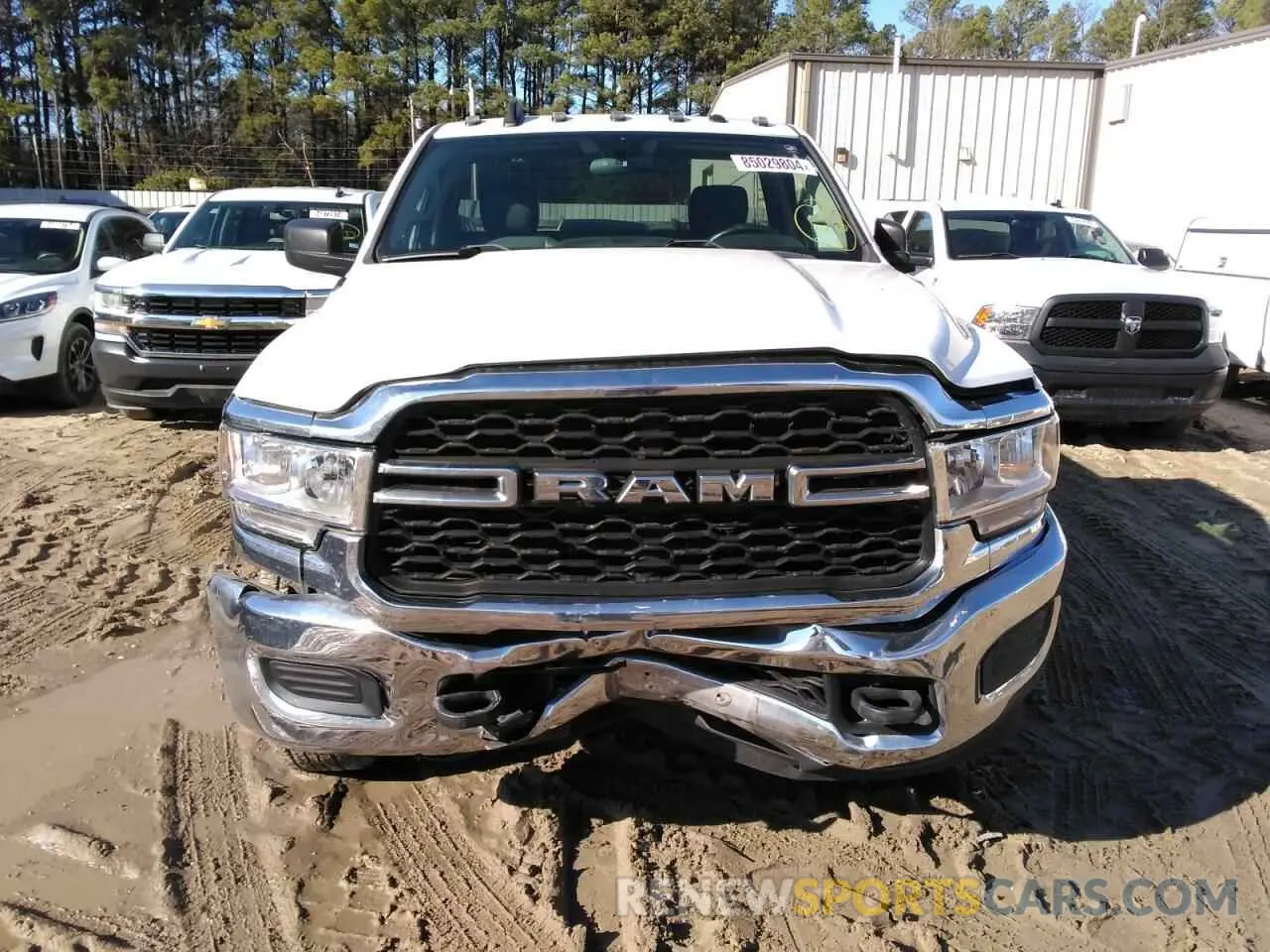 5 fotografías del automóvil dañado 3C6MR5AJXKG553806 RAM 2500 2019