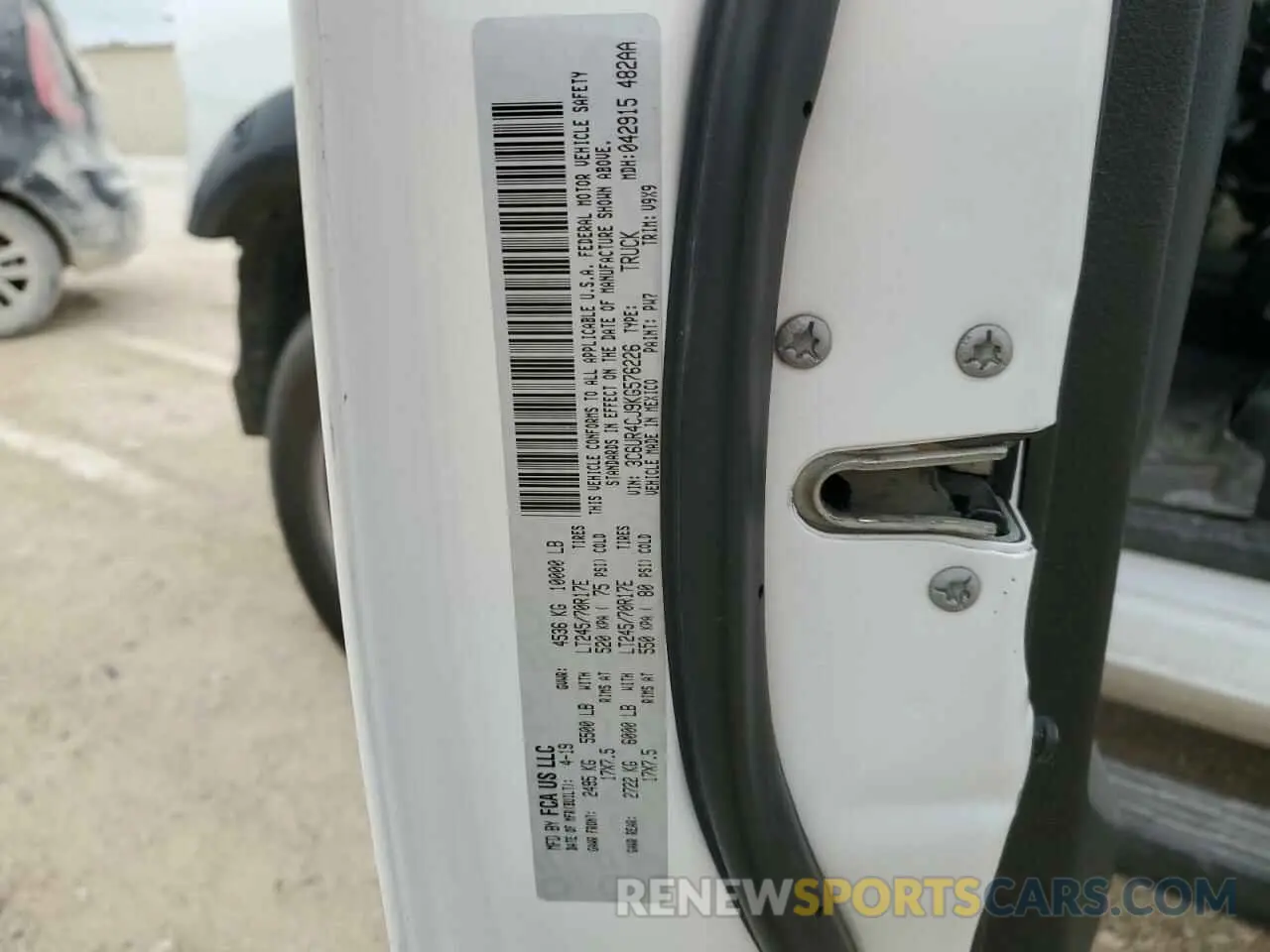 13 fotografías del automóvil dañado 3C6UR4CJ9KG576226 RAM 2500 2019