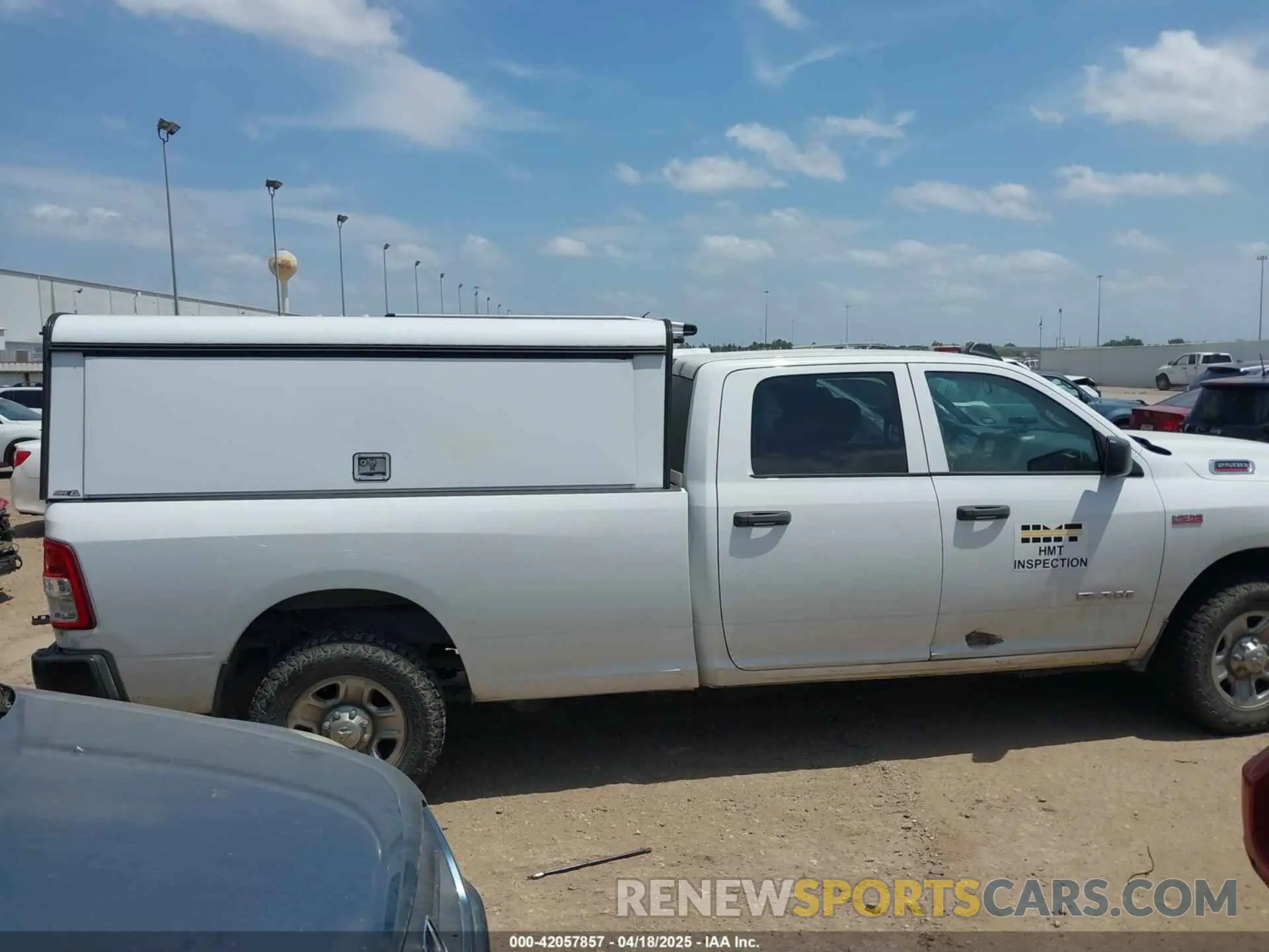 14 fotografías del automóvil dañado 3C6UR4HJ9KG600789 RAM 2500 2019