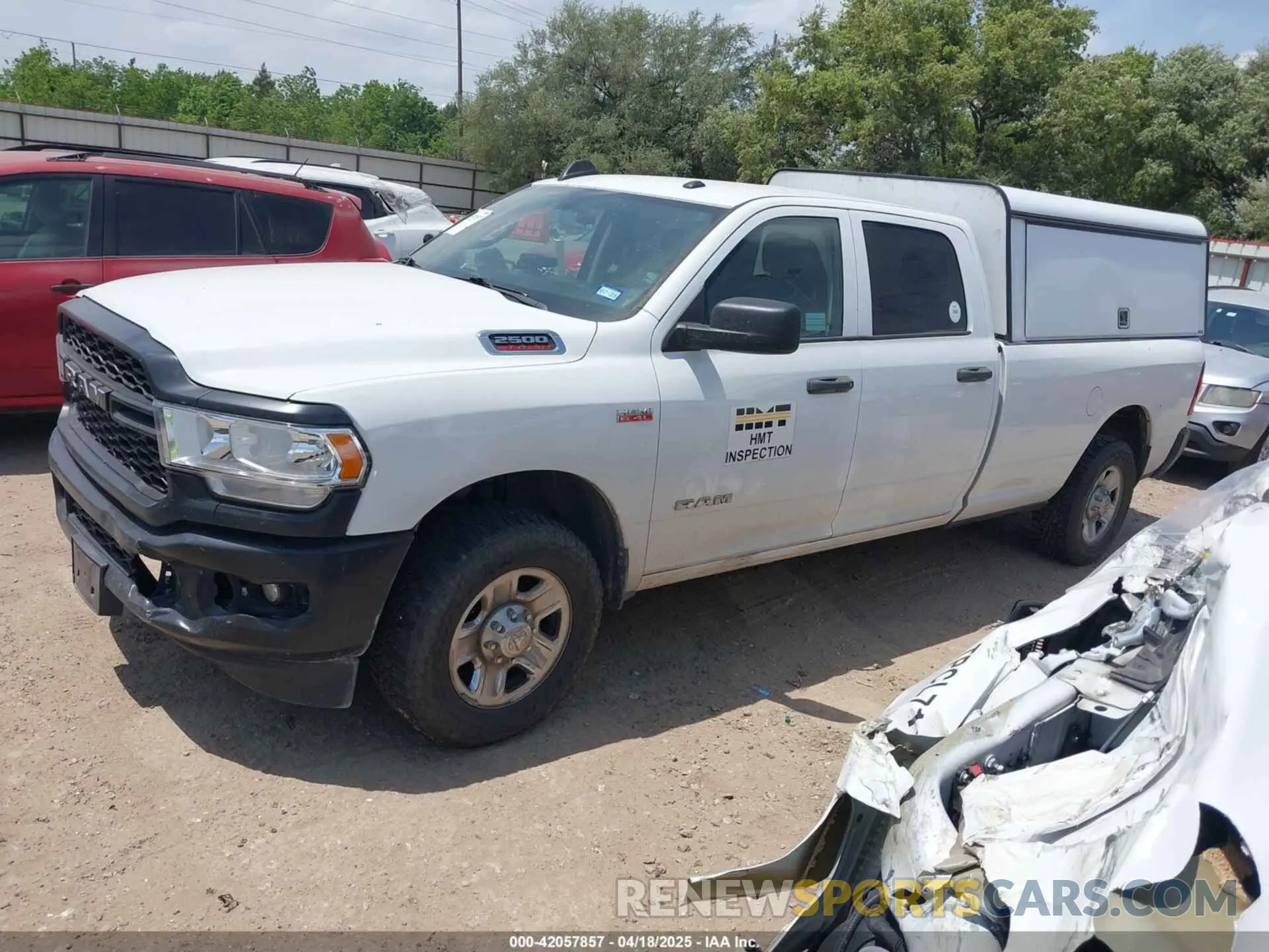 2 fotografías del automóvil dañado 3C6UR4HJ9KG600789 RAM 2500 2019