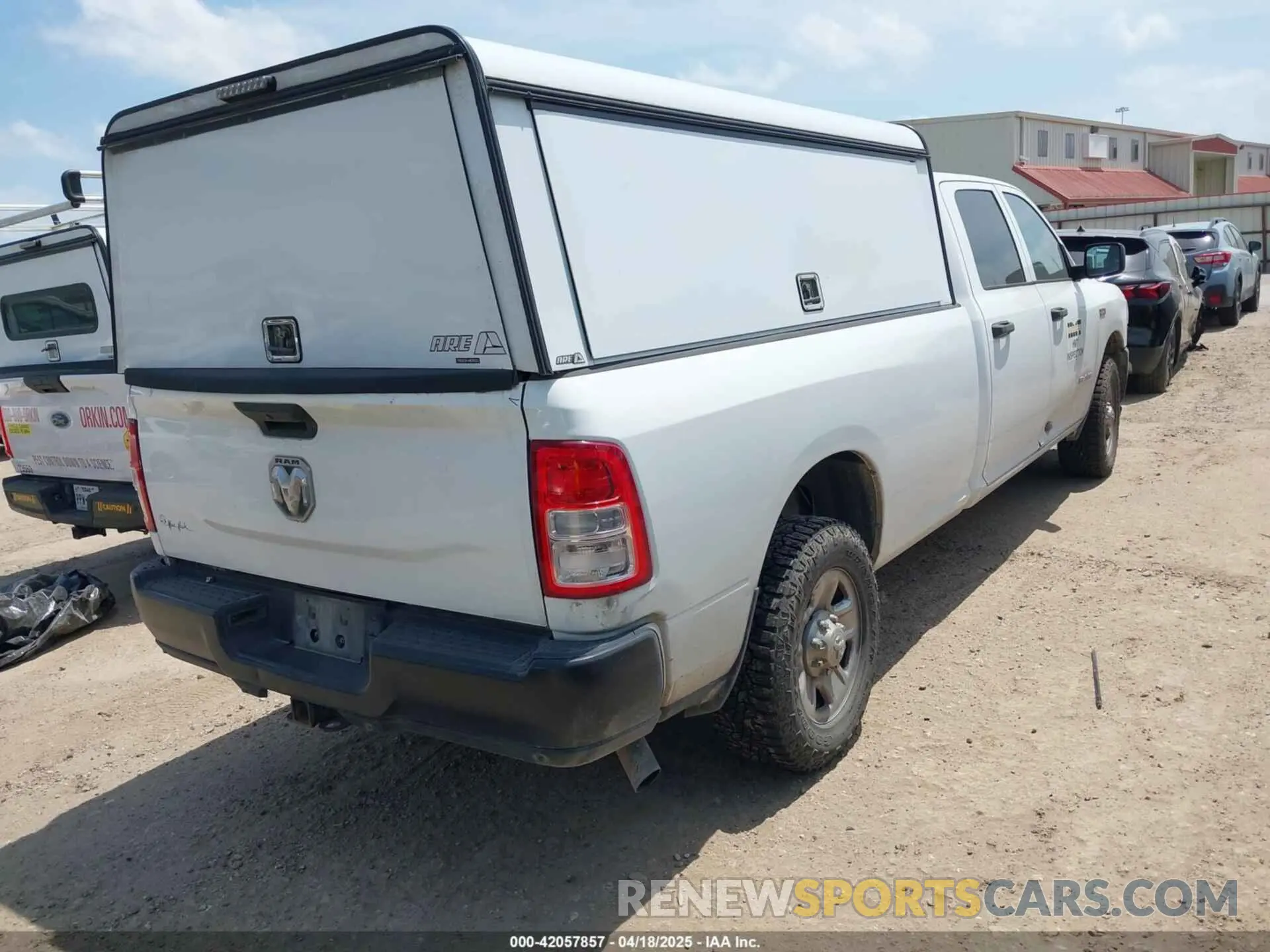 4 fotografías del automóvil dañado 3C6UR4HJ9KG600789 RAM 2500 2019