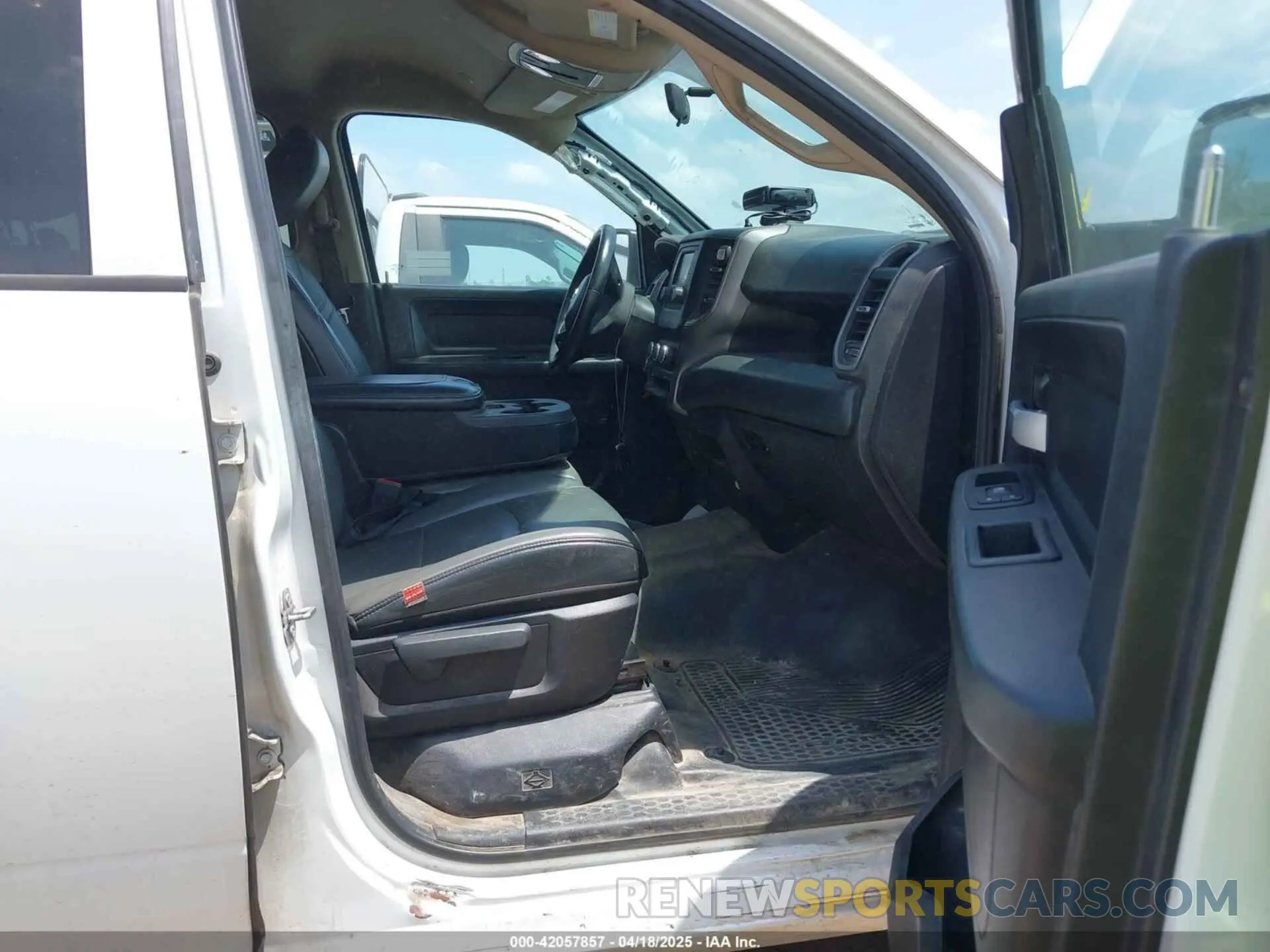 5 fotografías del automóvil dañado 3C6UR4HJ9KG600789 RAM 2500 2019