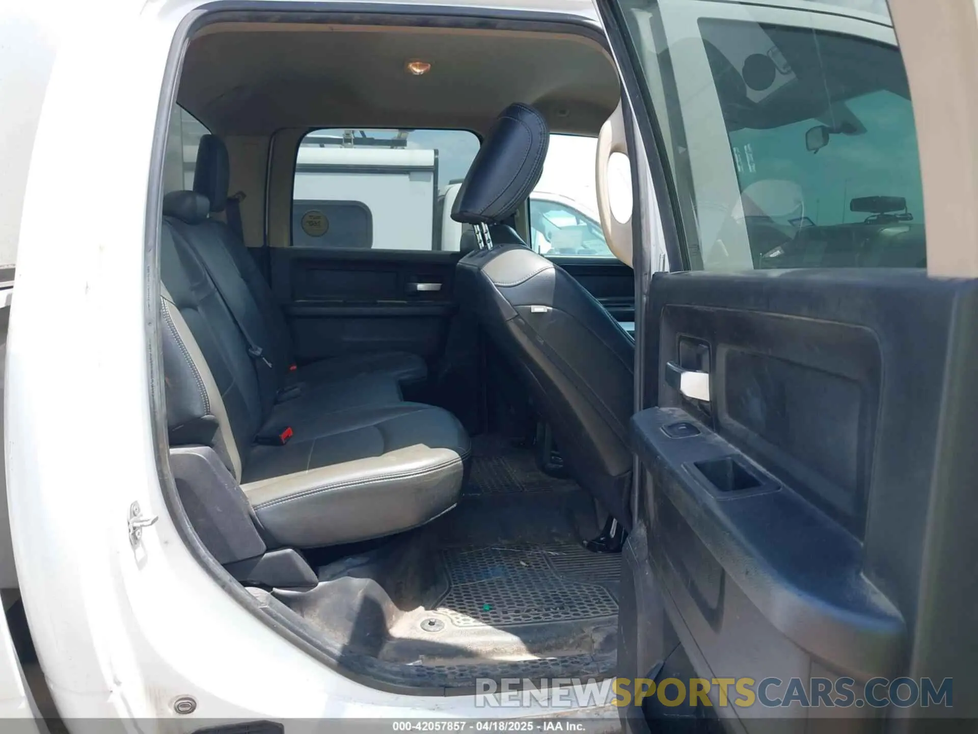 8 fotografías del automóvil dañado 3C6UR4HJ9KG600789 RAM 2500 2019