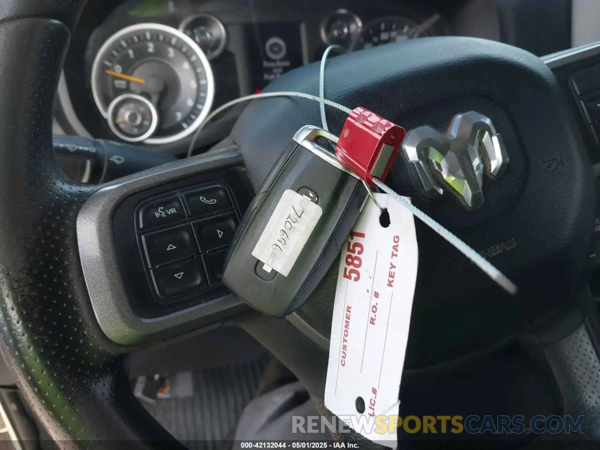 11 fotografías del automóvil dañado 3C6UR4HJXKG720696 RAM 2500 2019