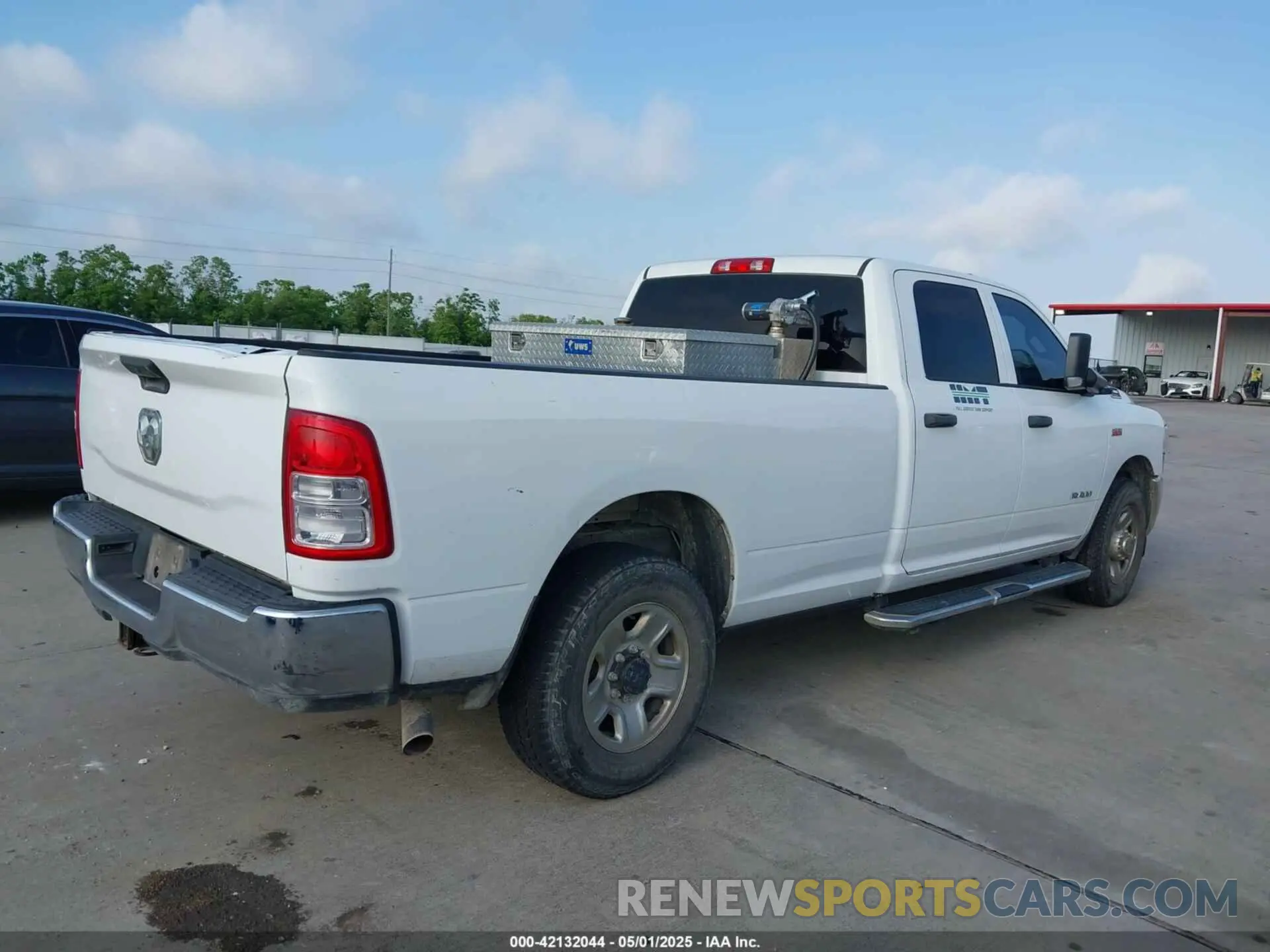 4 fotografías del automóvil dañado 3C6UR4HJXKG720696 RAM 2500 2019