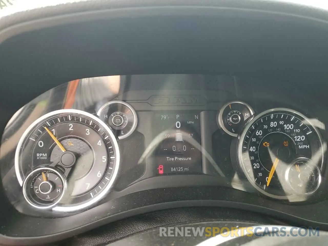9 fotografías del automóvil dañado 3C6UR5CJ2KG565445 RAM 2500 2019
