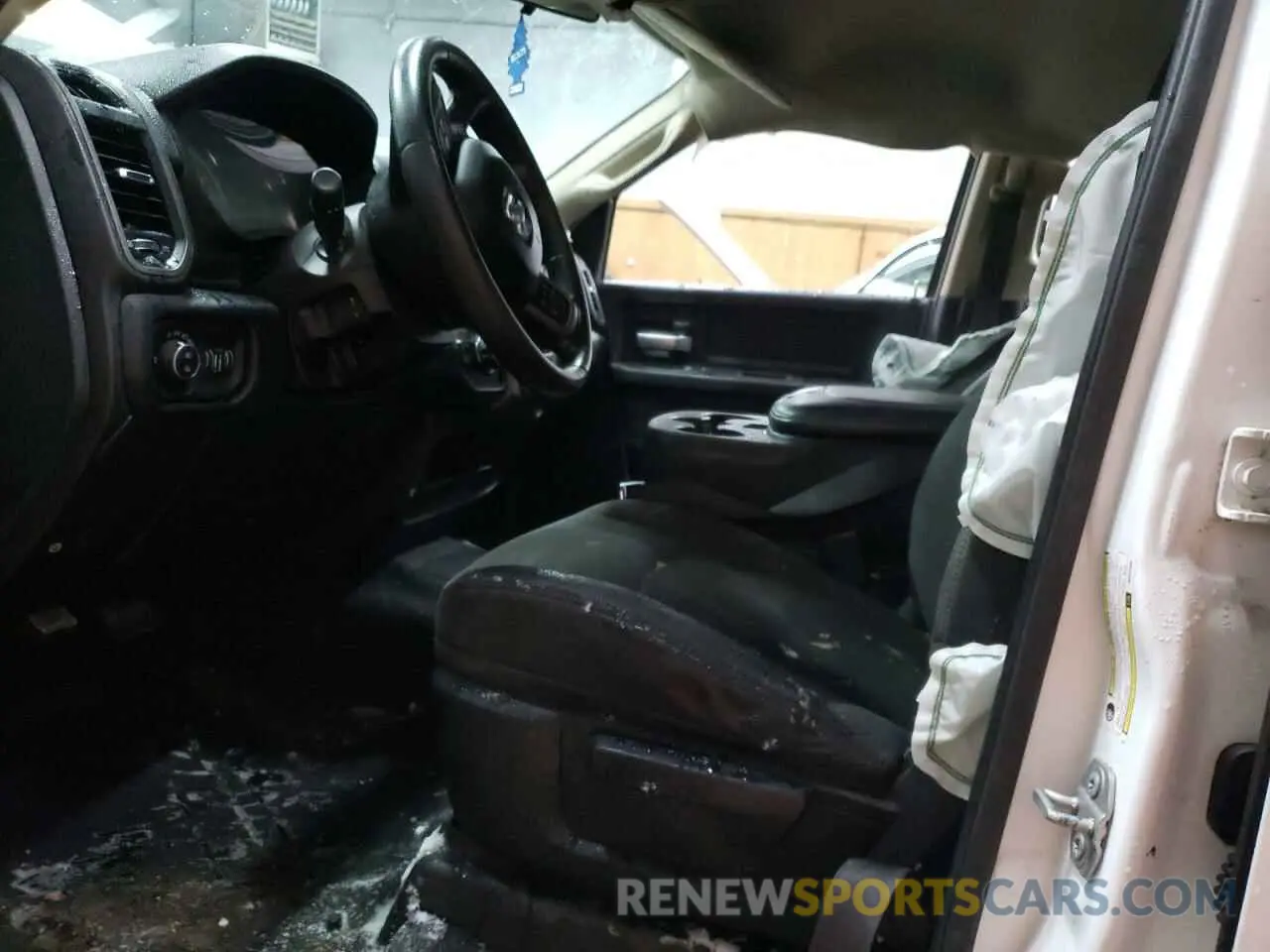 7 fotografías del automóvil dañado 3C6UR5CJ2KG573934 RAM 2500 2019