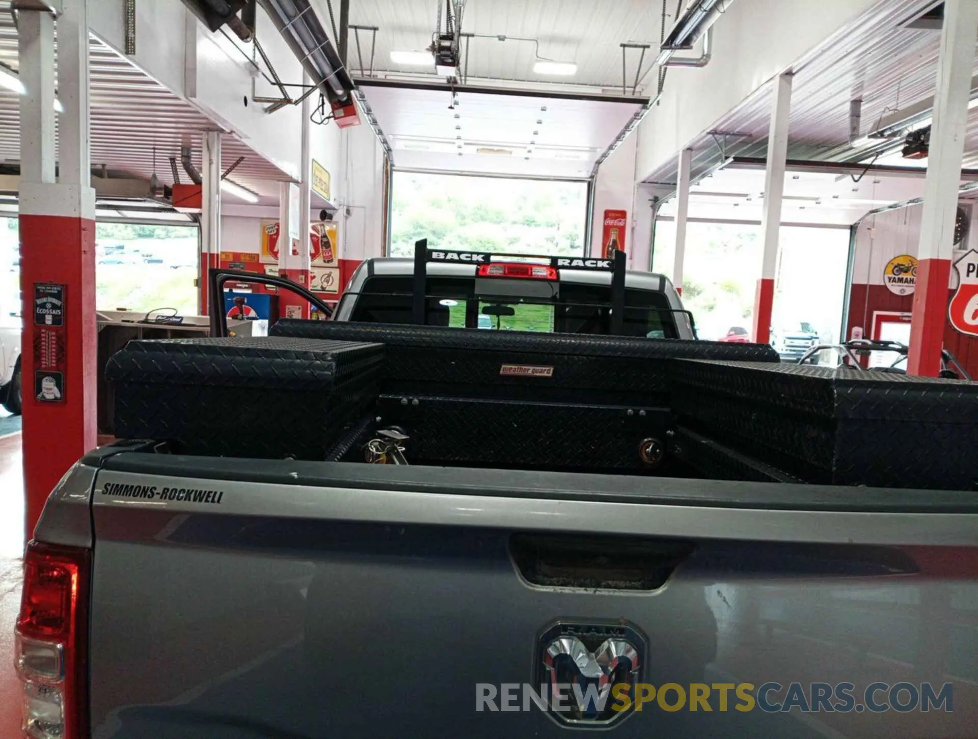 18 fotografías del automóvil dañado 3C6UR5CJ2KG596954 RAM 2500 2019