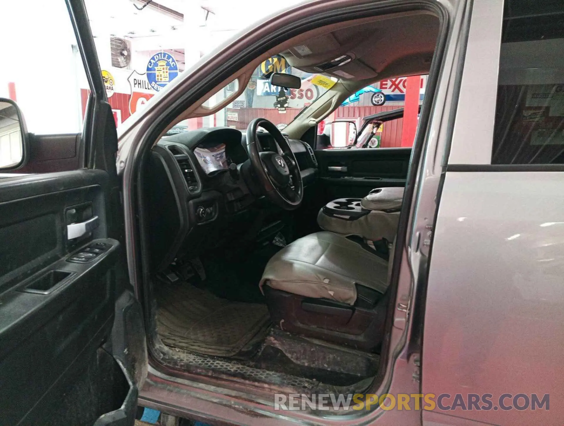 2 fotografías del automóvil dañado 3C6UR5CJ2KG596954 RAM 2500 2019