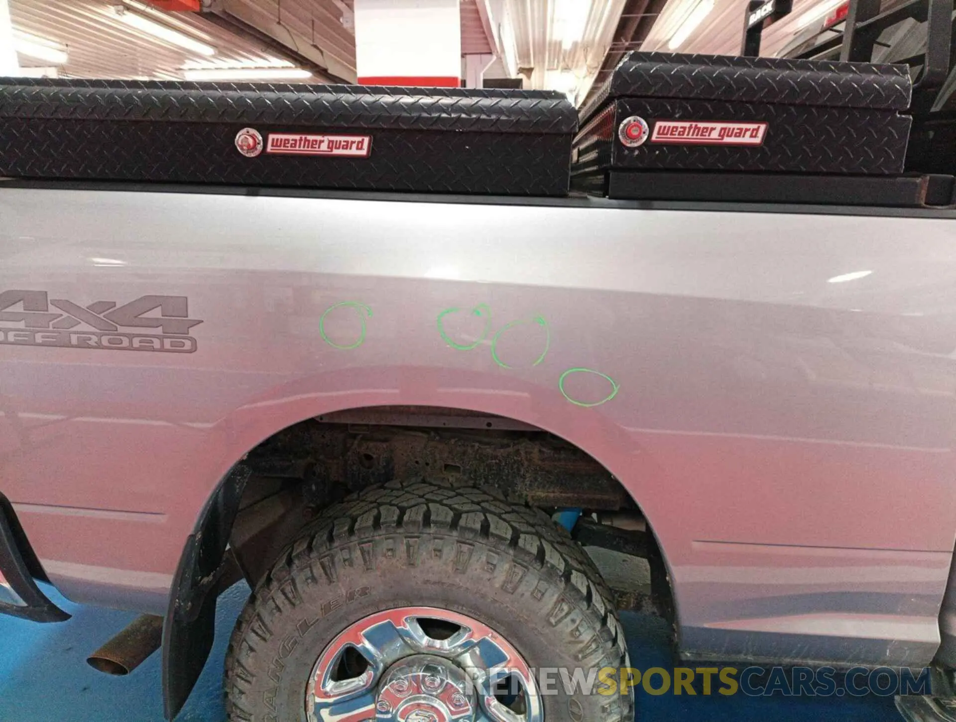 3 fotografías del automóvil dañado 3C6UR5CJ2KG596954 RAM 2500 2019