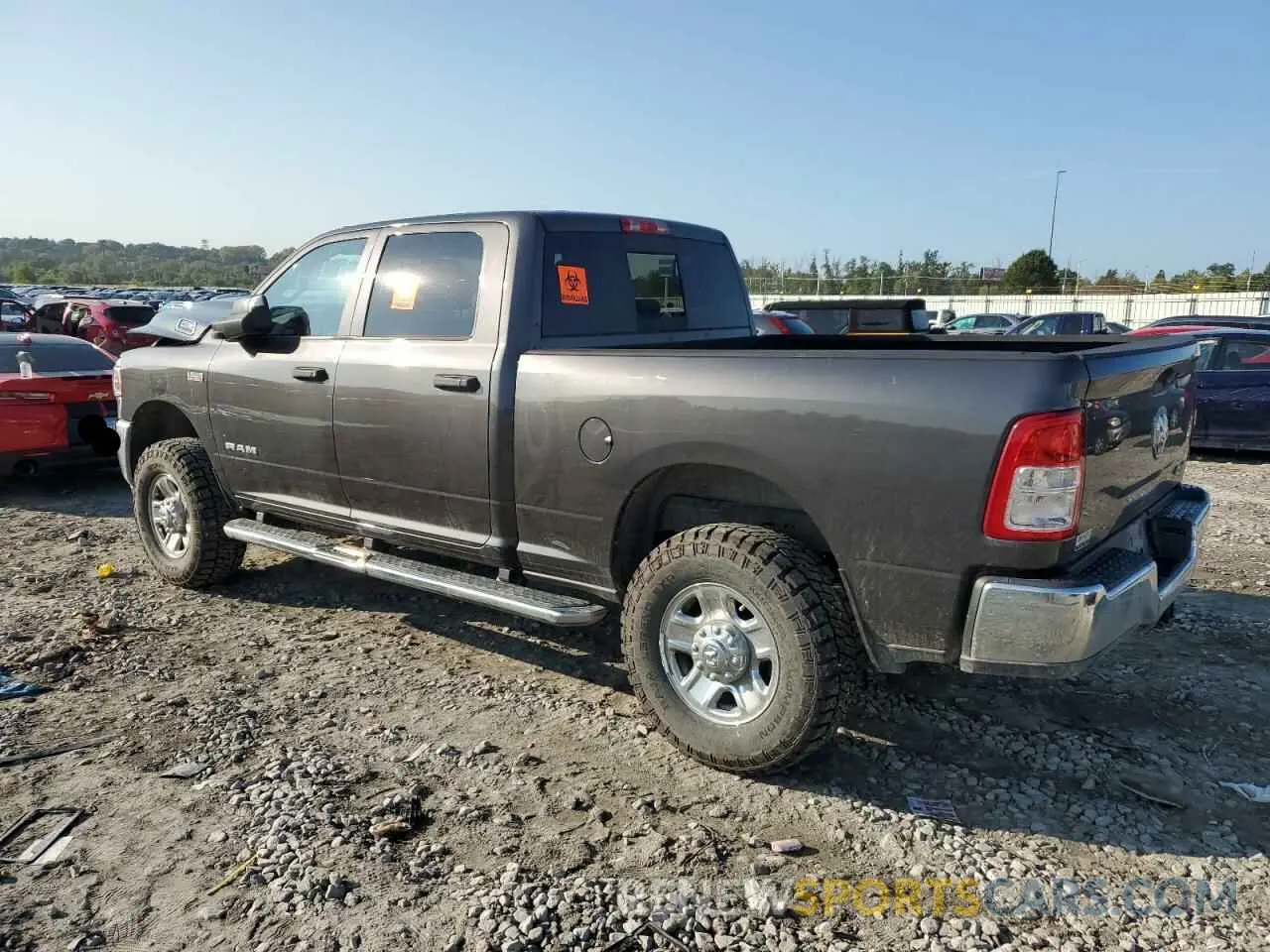 2 fotografías del automóvil dañado 3C6UR5CJ6KG553668 RAM 2500 2019