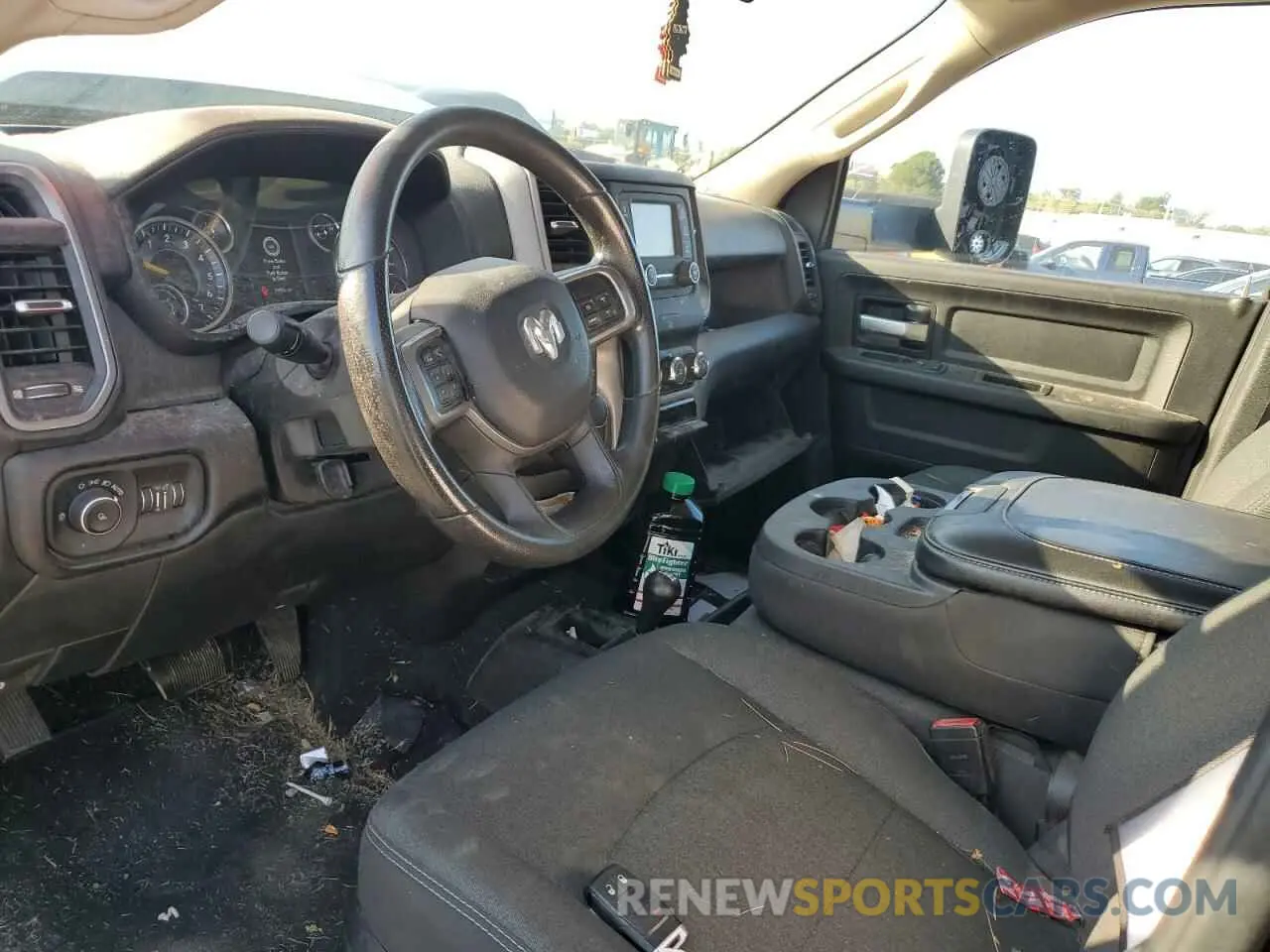 8 fotografías del automóvil dañado 3C6UR5CJ6KG553668 RAM 2500 2019