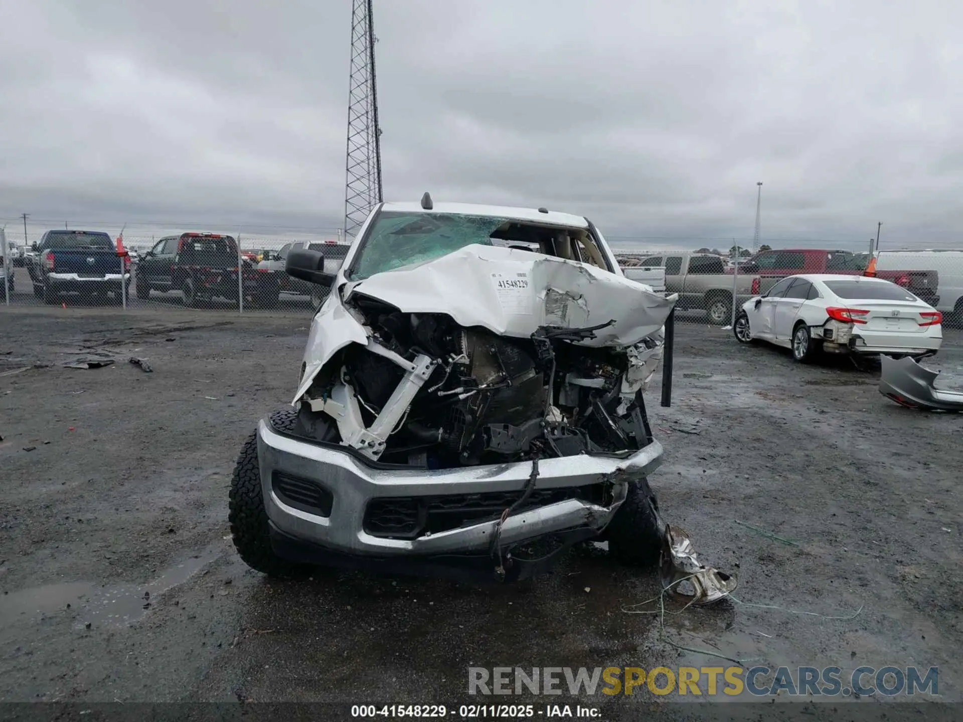 11 fotografías del automóvil dañado 3C6UR5CJ7KG611707 RAM 2500 2019