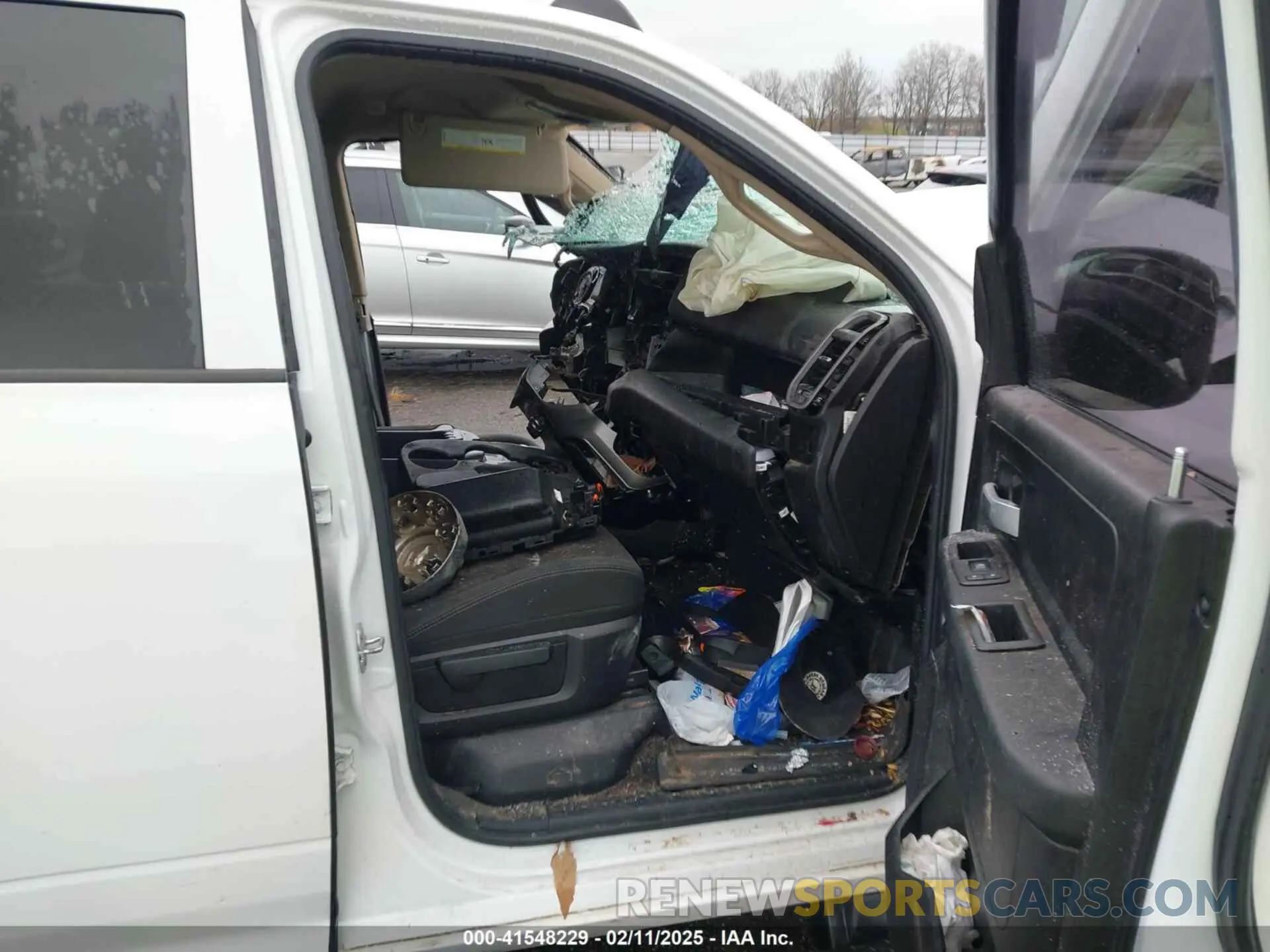 5 fotografías del automóvil dañado 3C6UR5CJ7KG611707 RAM 2500 2019