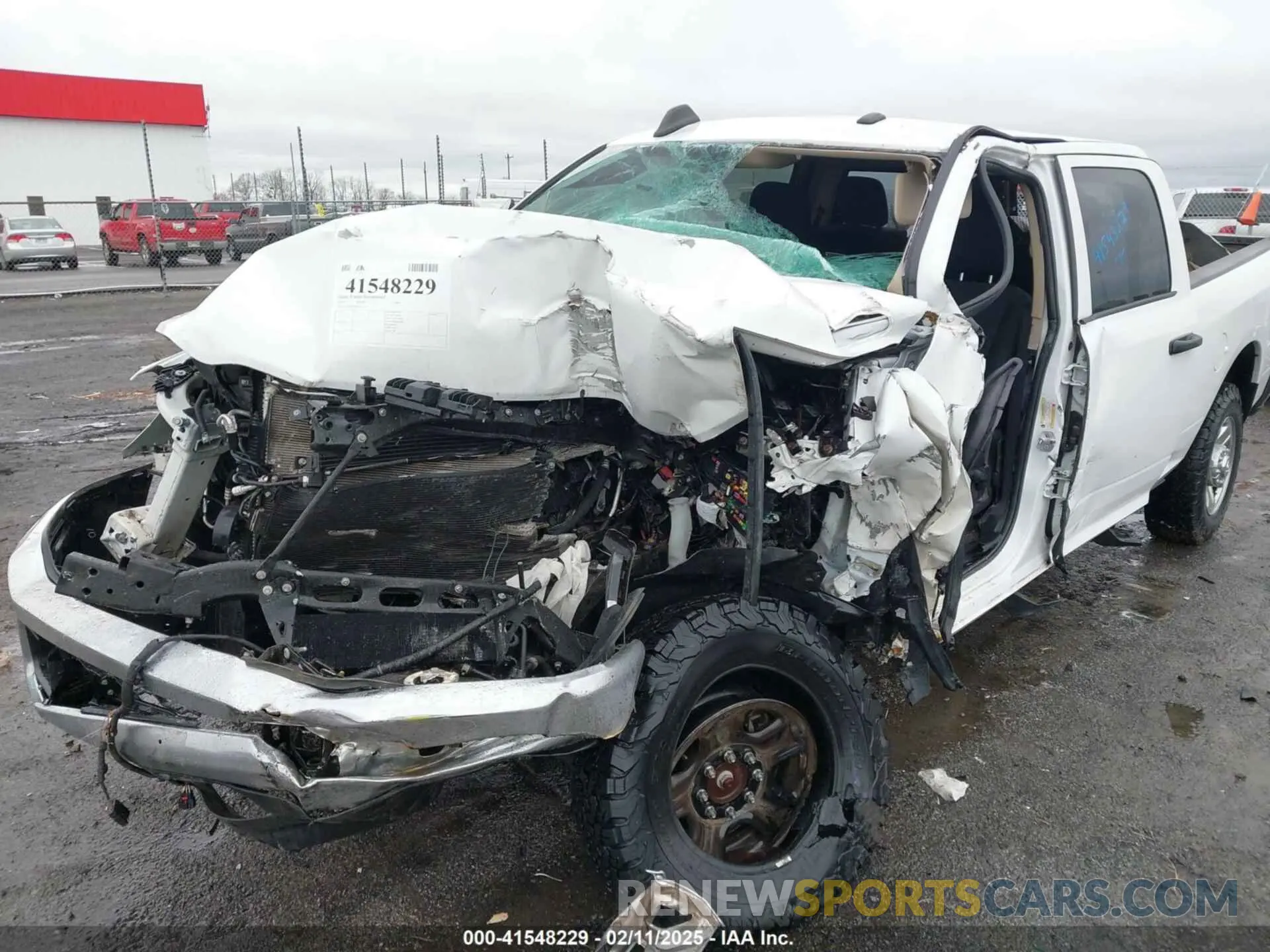 6 fotografías del automóvil dañado 3C6UR5CJ7KG611707 RAM 2500 2019