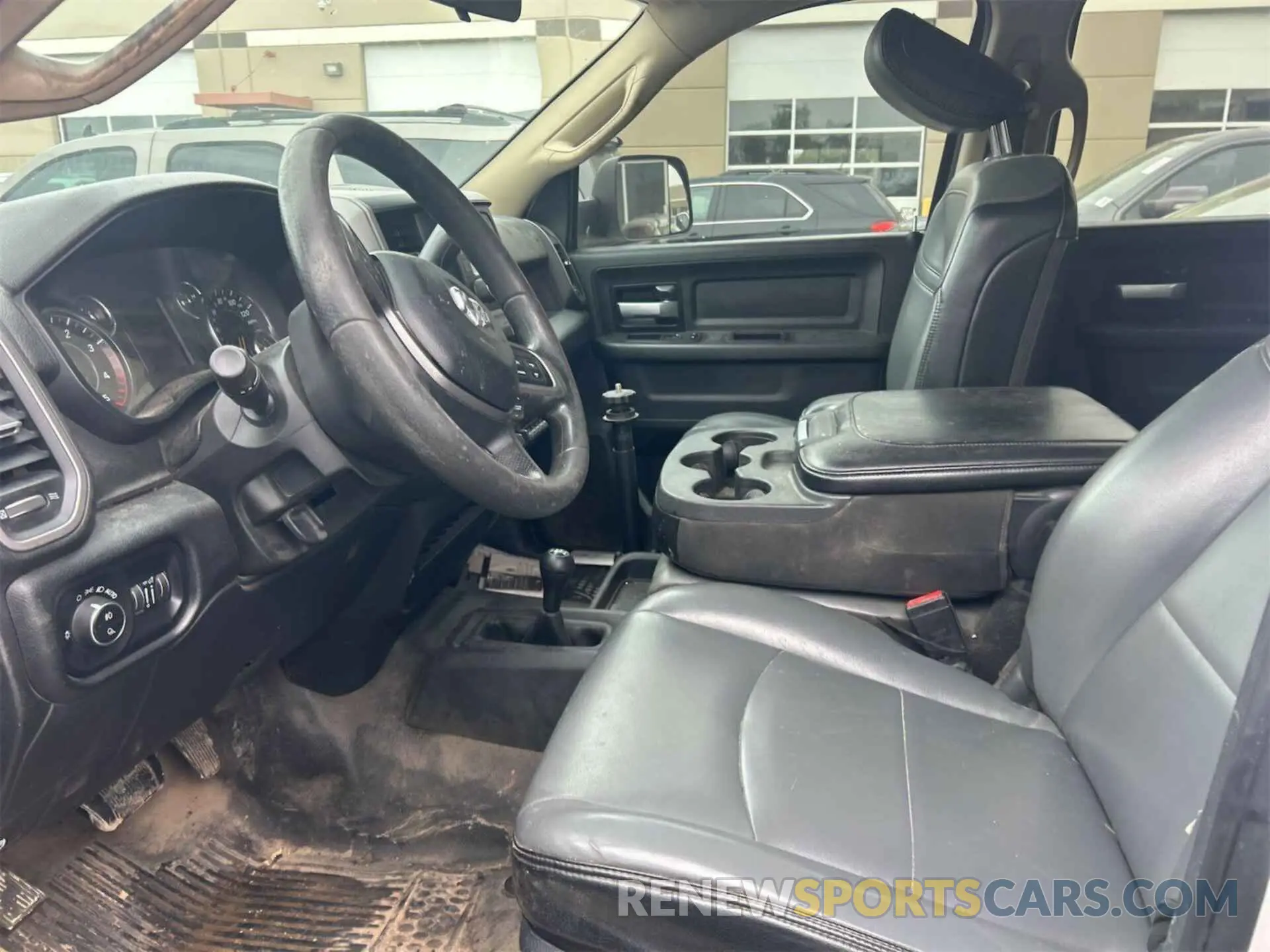 23 fotografías del automóvil dañado 3C6UR5CL4KG598108 RAM 2500 2019