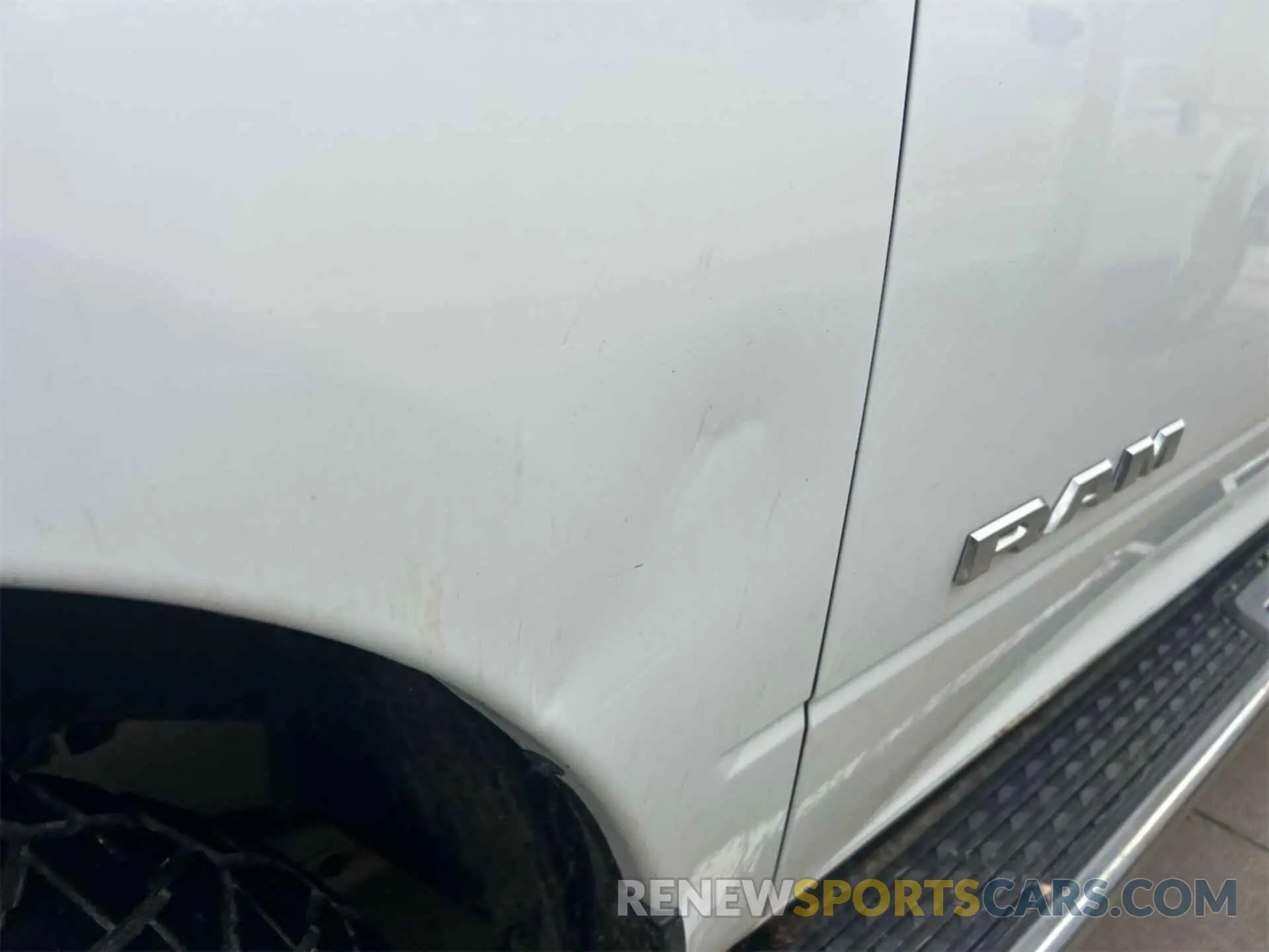 24 fotografías del automóvil dañado 3C6UR5CL4KG598108 RAM 2500 2019