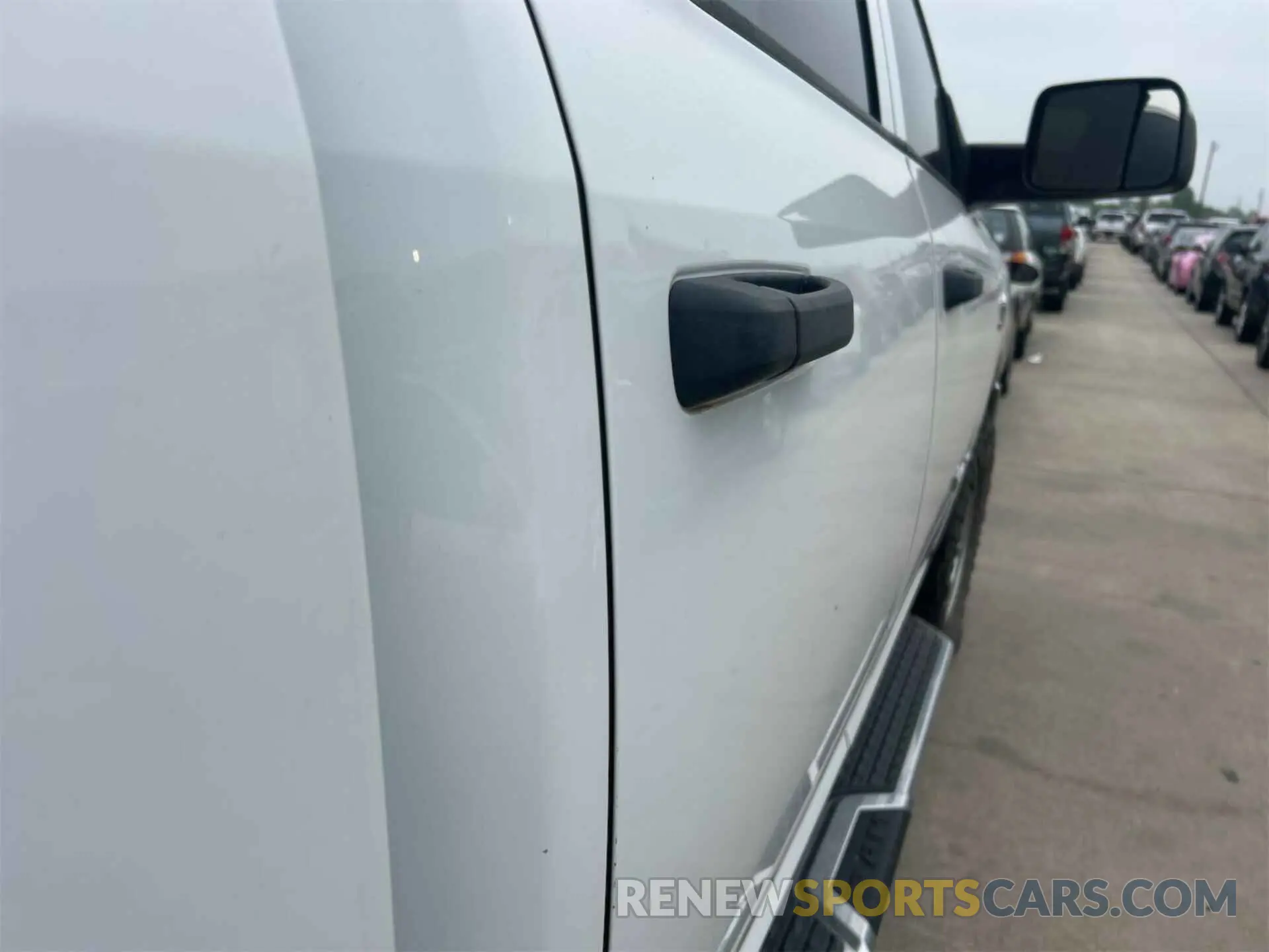 4 fotografías del automóvil dañado 3C6UR5CL4KG598108 RAM 2500 2019