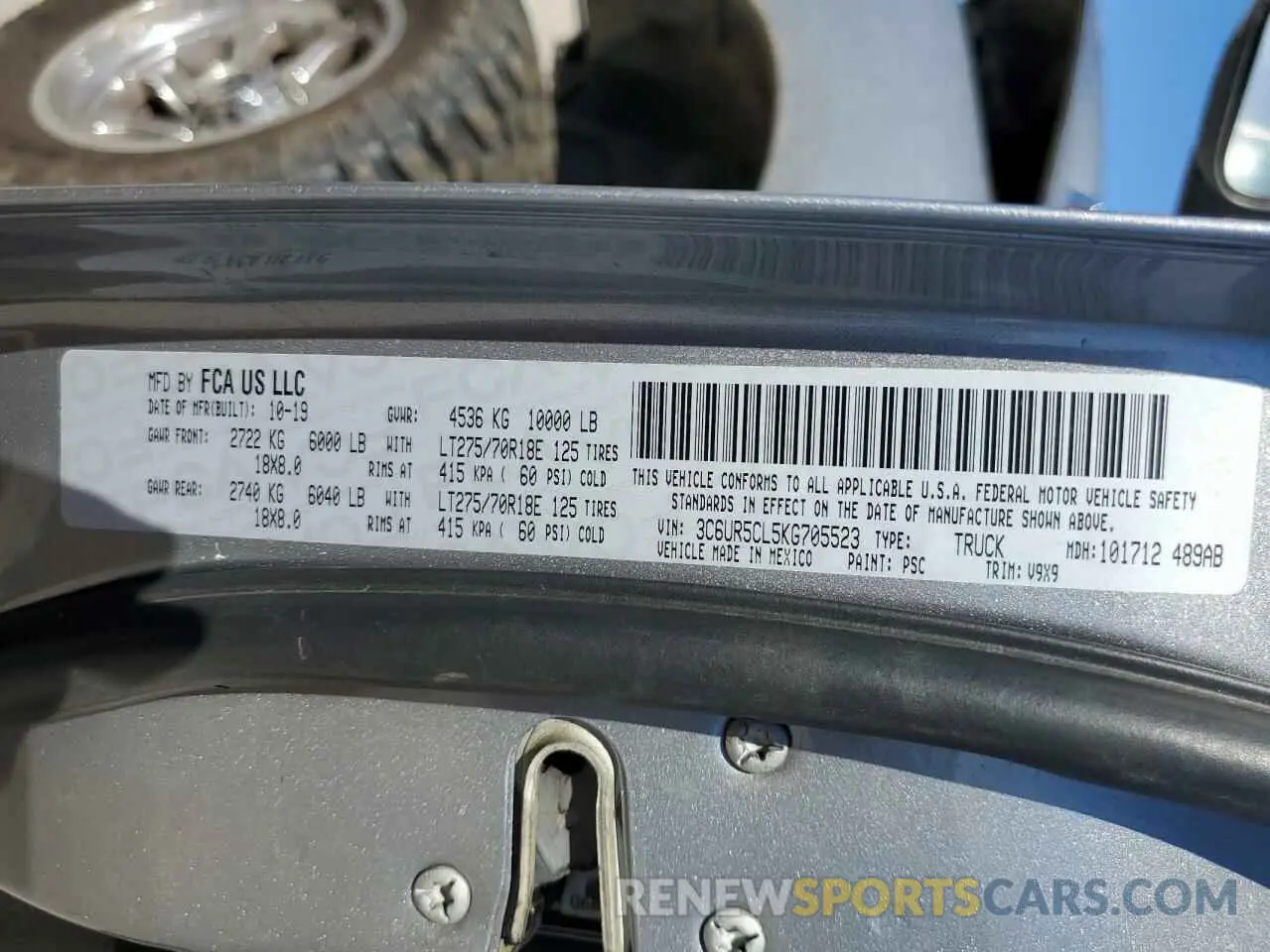 12 fotografías del automóvil dañado 3C6UR5CL5KG705523 RAM 2500 2019