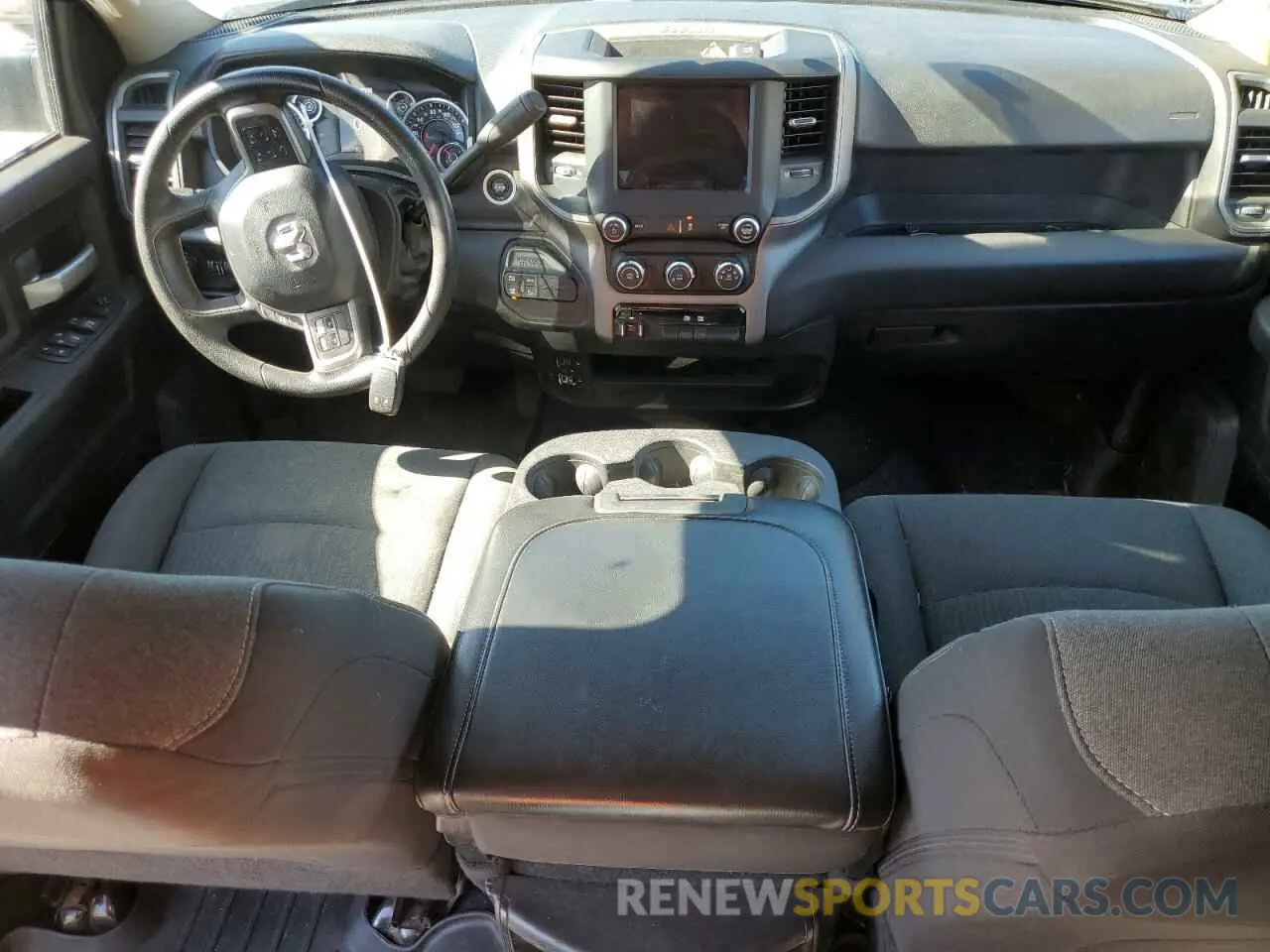 8 fotografías del automóvil dañado 3C6UR5CL5KG705523 RAM 2500 2019