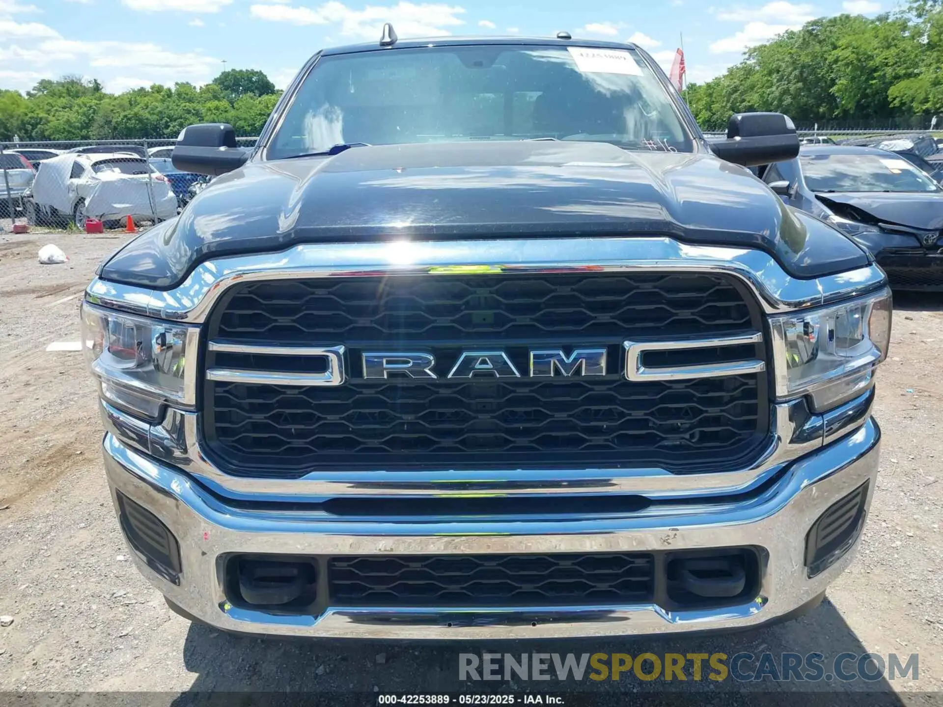 12 fotografías del automóvil dañado 3C6UR5CL7KG552062 RAM 2500 2019