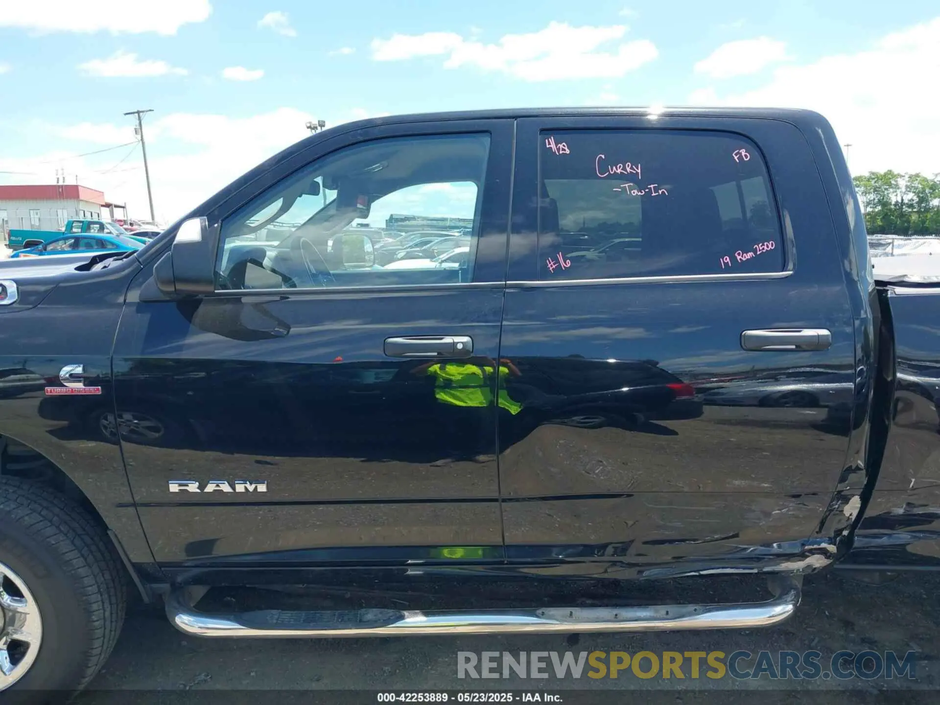14 fotografías del automóvil dañado 3C6UR5CL7KG552062 RAM 2500 2019