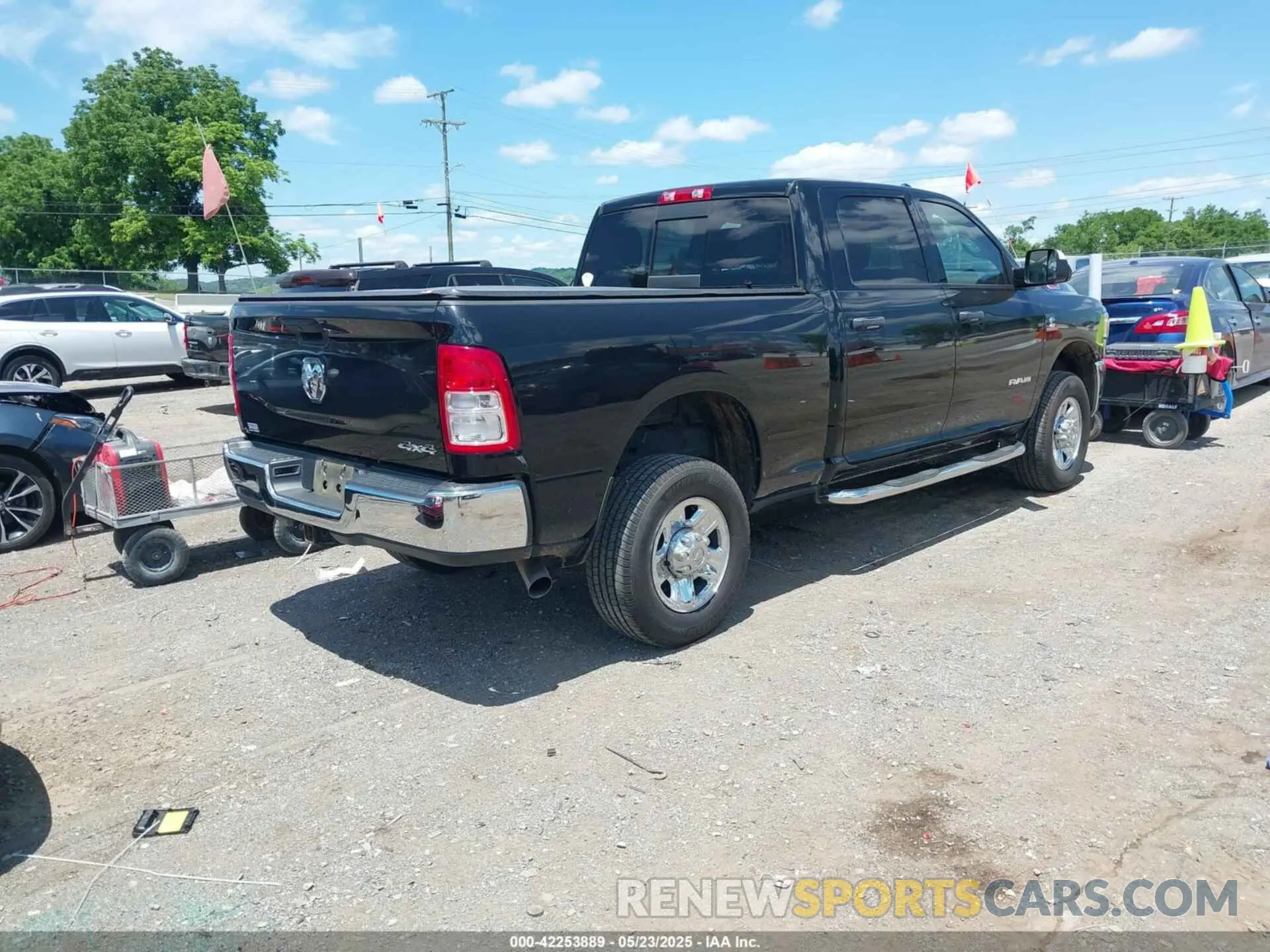 4 fotografías del automóvil dañado 3C6UR5CL7KG552062 RAM 2500 2019