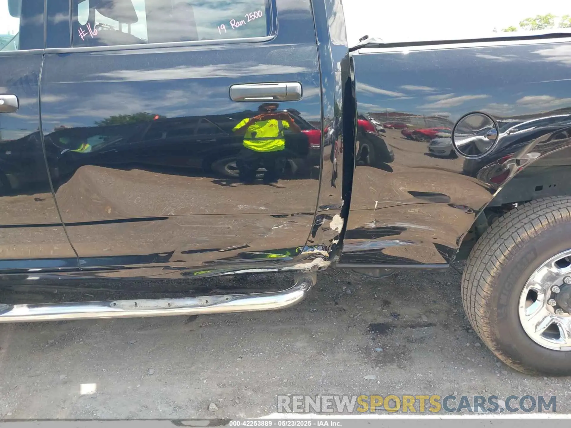 6 fotografías del automóvil dañado 3C6UR5CL7KG552062 RAM 2500 2019