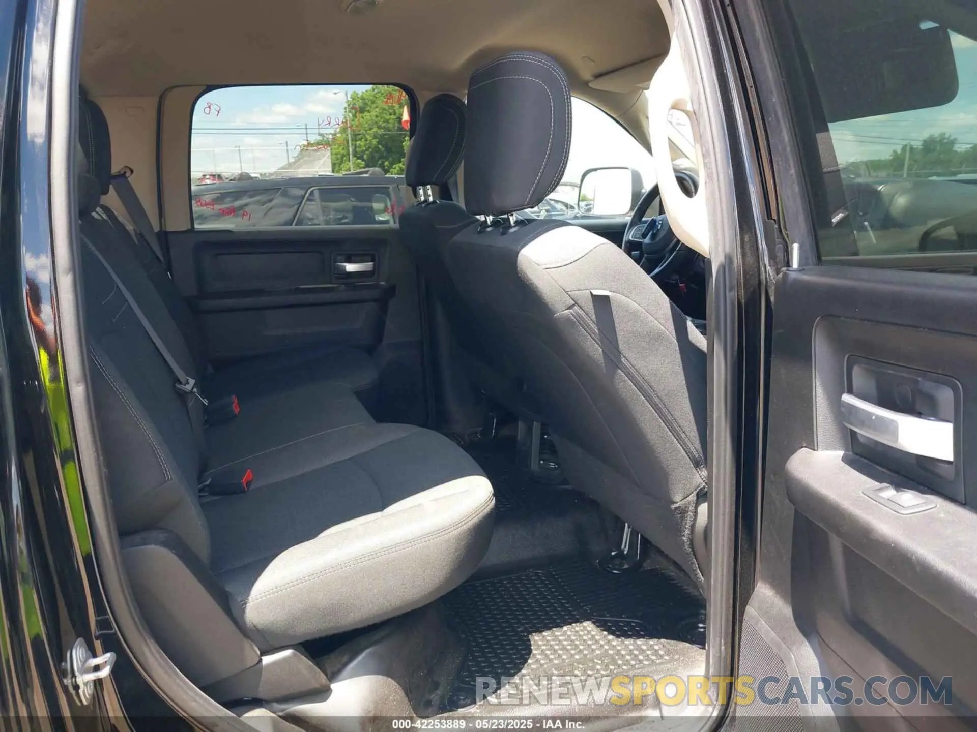 8 fotografías del automóvil dañado 3C6UR5CL7KG552062 RAM 2500 2019