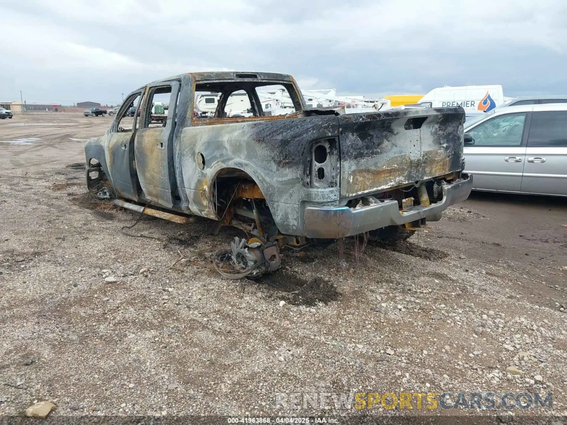 3 fotografías del automóvil dañado 3C6UR5CL9KG641227 RAM 2500 2019